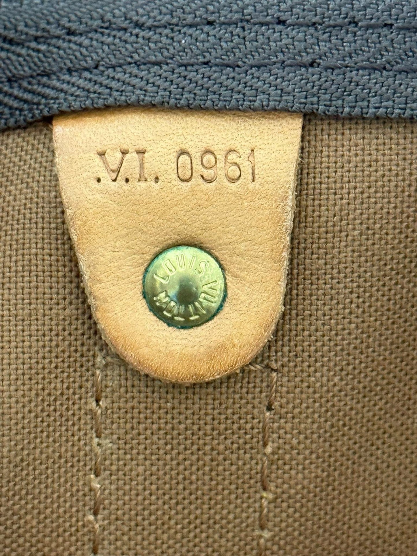 Keepall 60 Bandoulier with Original Strap, Luggage Tag and Poignet 📅 Year: 1991
