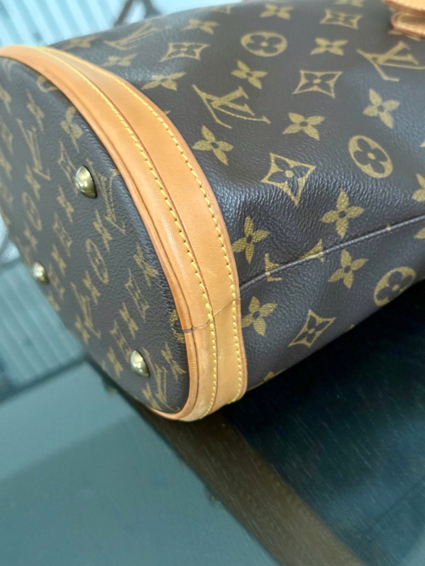 Petite Bucket in Monogram 🗓️ Year: 2000