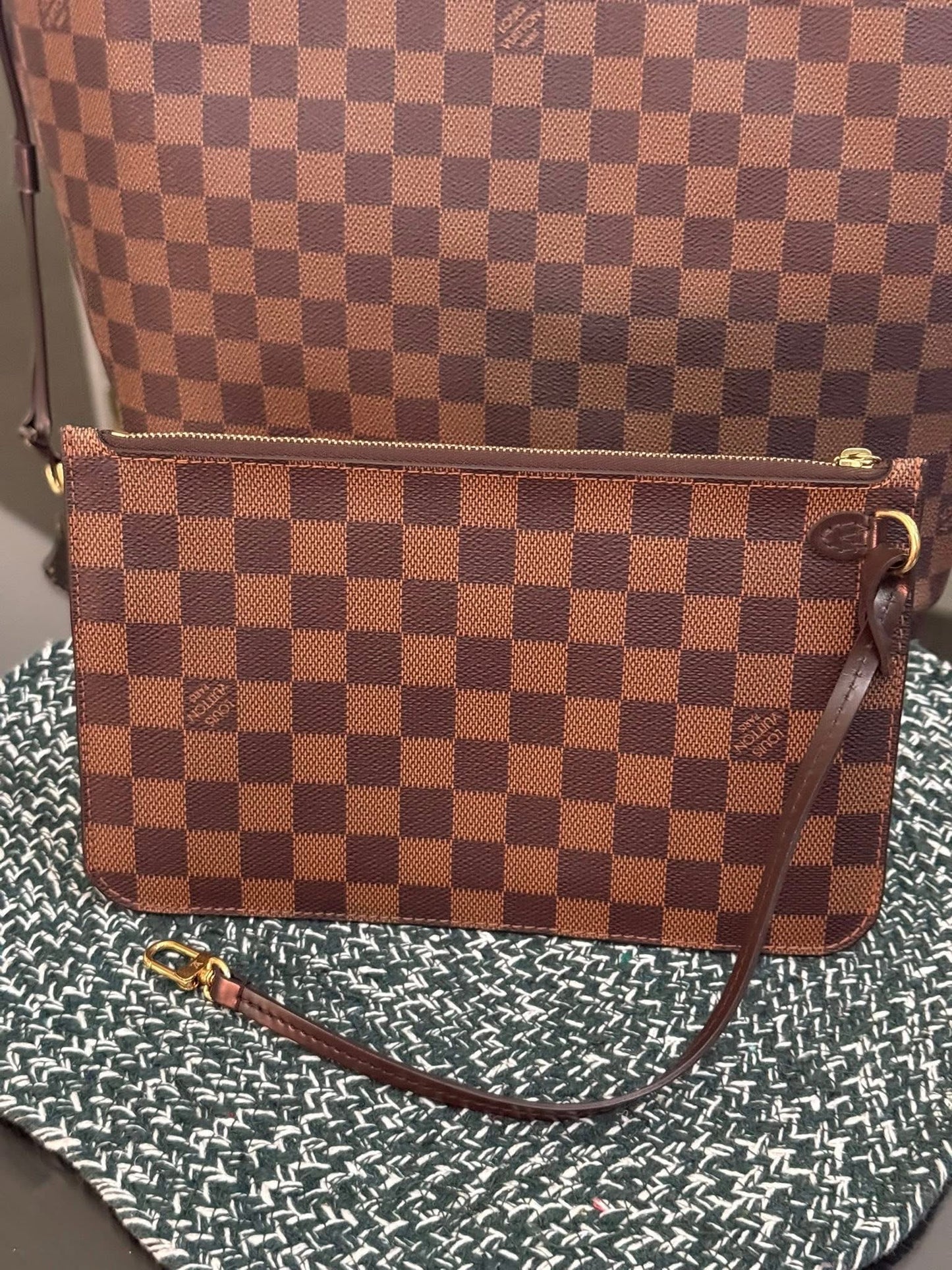 Neverfull MM in DE with Pouch comes with Dustbag and Non branded Twilly 🌺 📅 Year: 2015