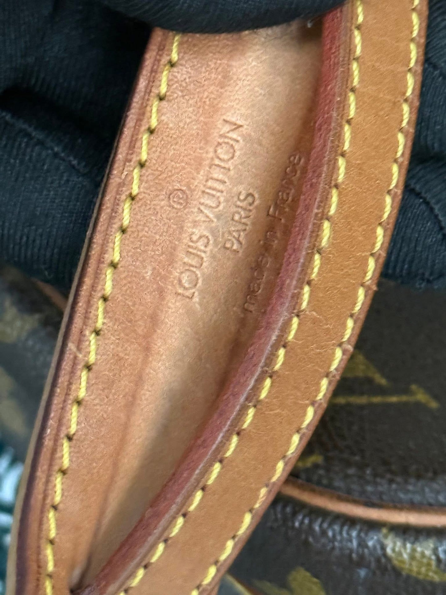 Senlis Crossbody - 🗓️ Year: 1991