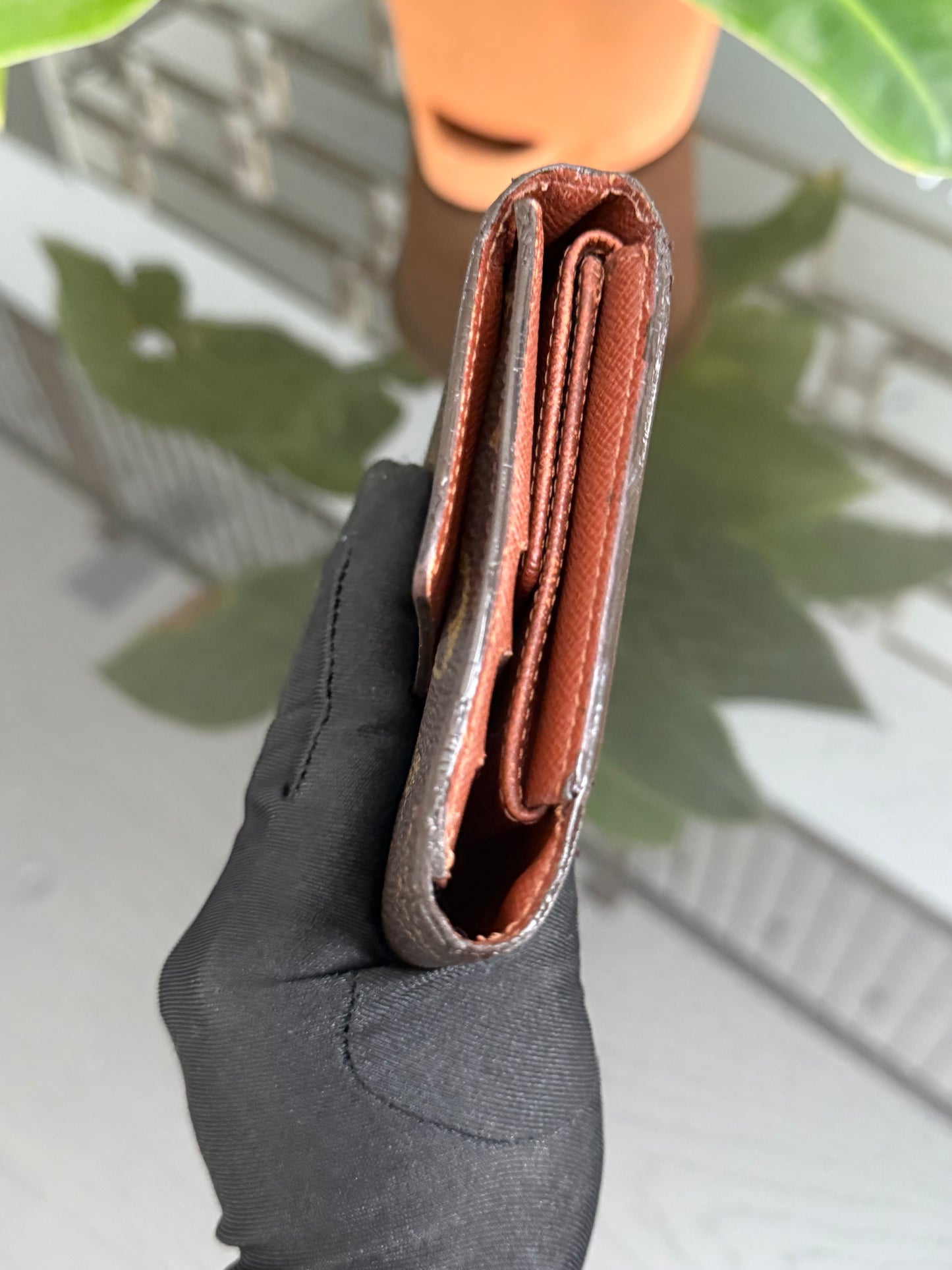 International Wallet with 8 Cardholders 🗓️ Year: 2000
