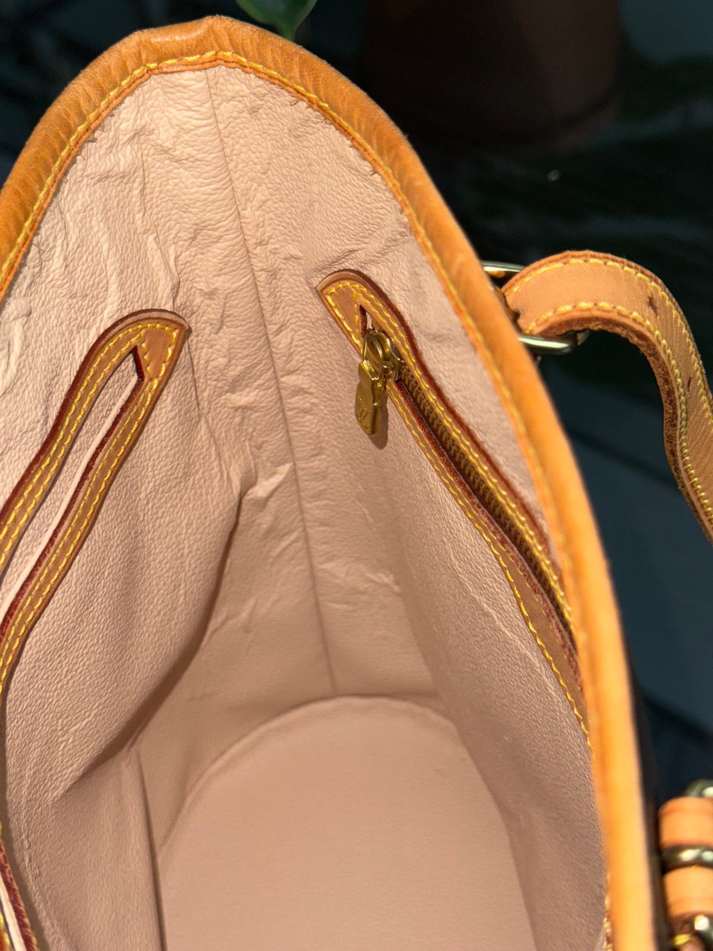 Petite Bucket in Monogram 🗓️ Year: 2000