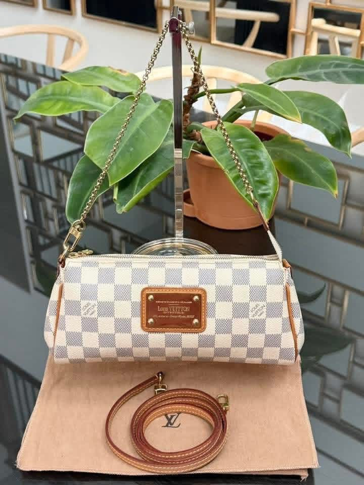 Eva Clutch in Azur with Original Strap, Dustbag, Box and Paper bag 🗓️ Year: 2015