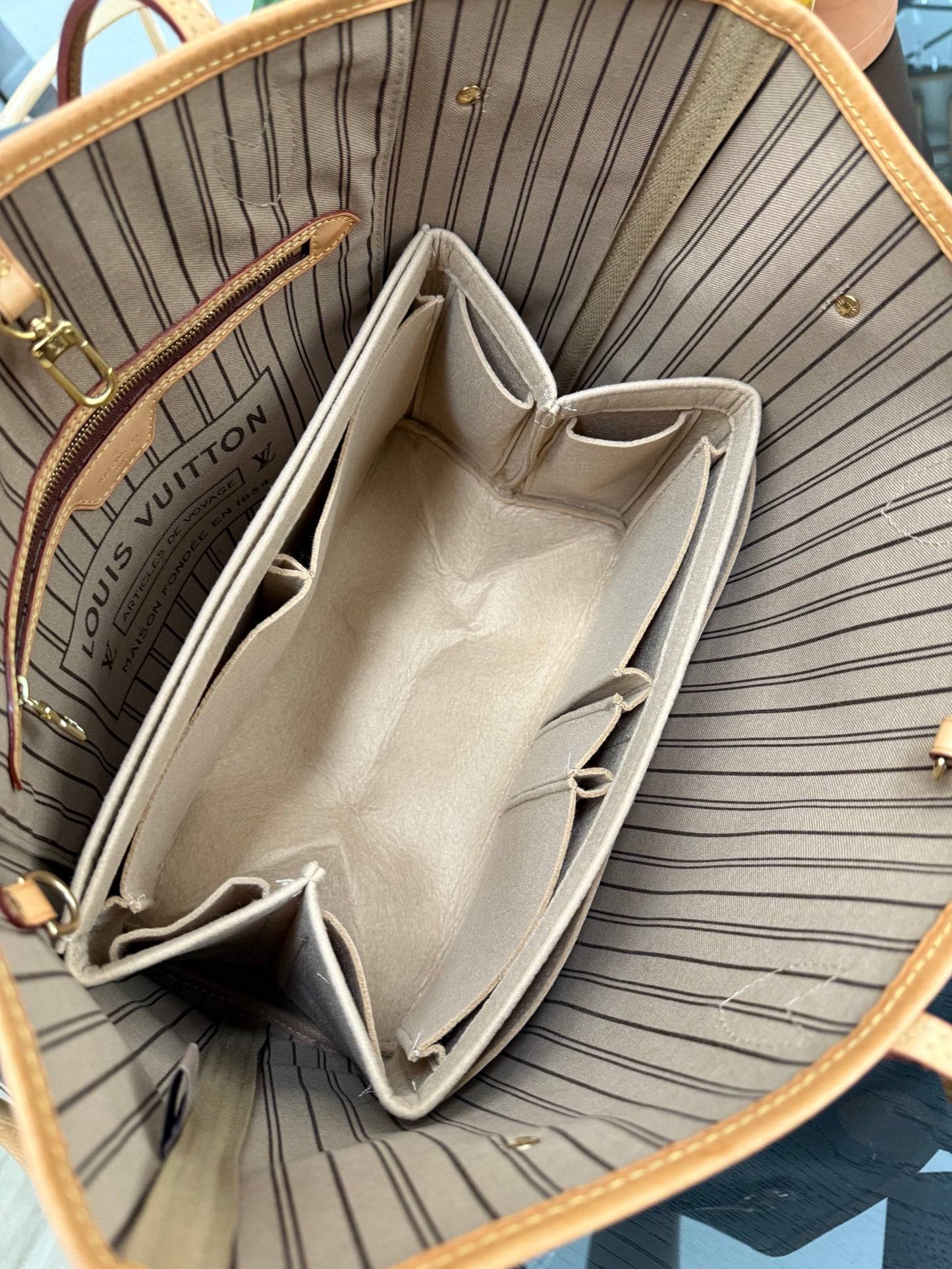 Neverfull MM in Monogram with Dustbag and Insert Organizer 📅 Year: 2017