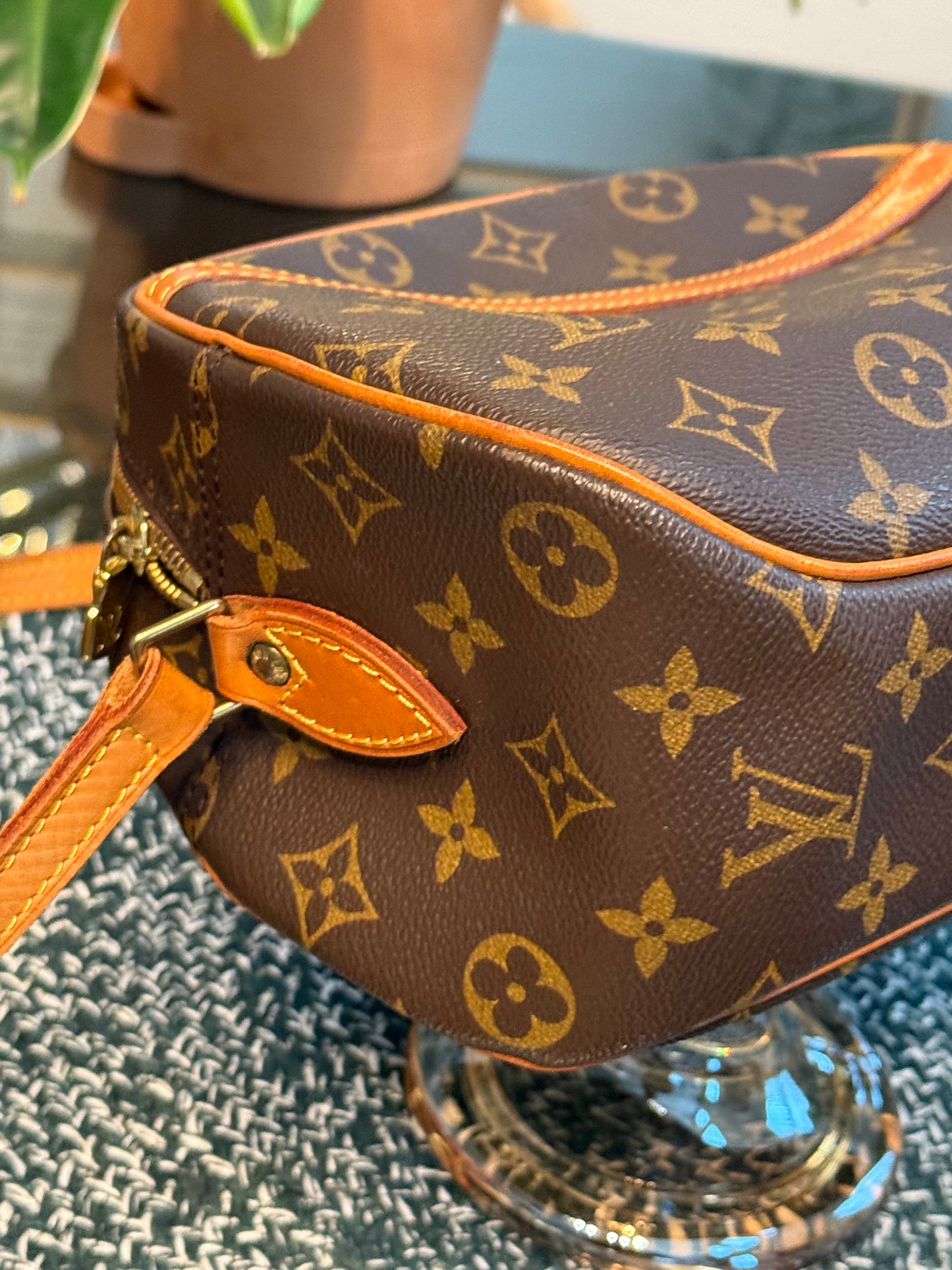 Blois Crossbody -🗓️ Year: 1995