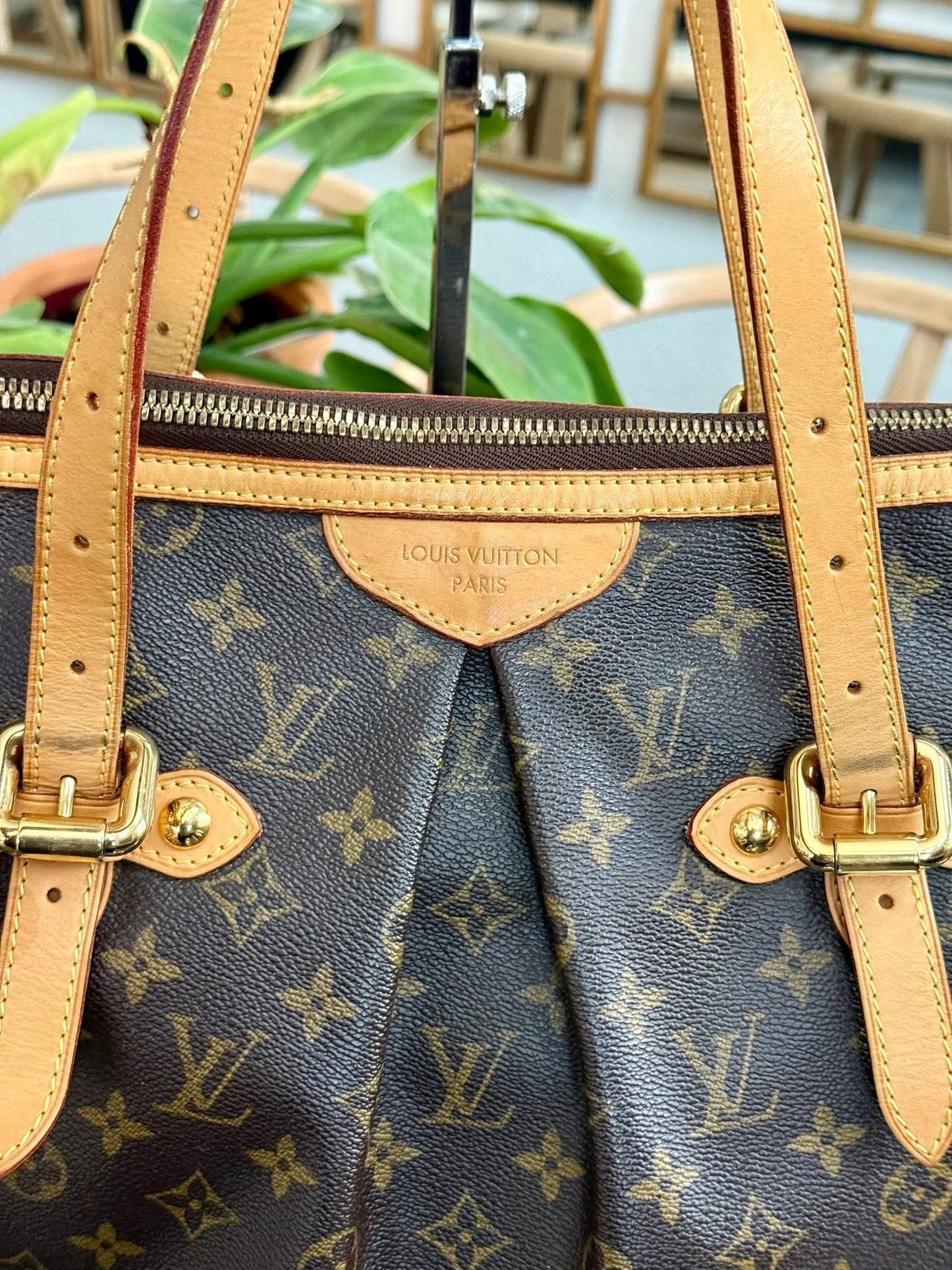 Palermo GM with Original Strap. Dustbag and Insert Organizer 🌺
Year: 2009