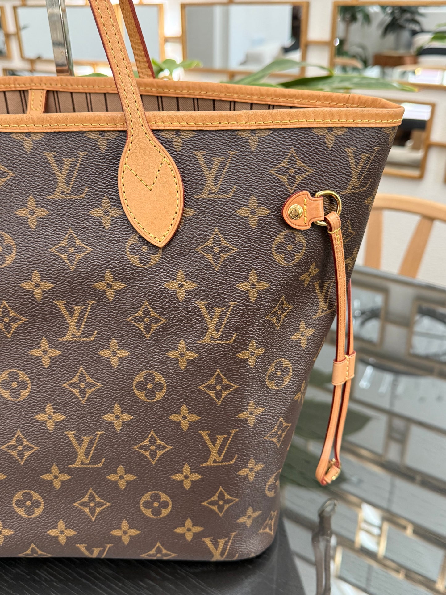 Neverfull MM in Monogram with Dustbag and Insert Organizer 📅 Year: 2017