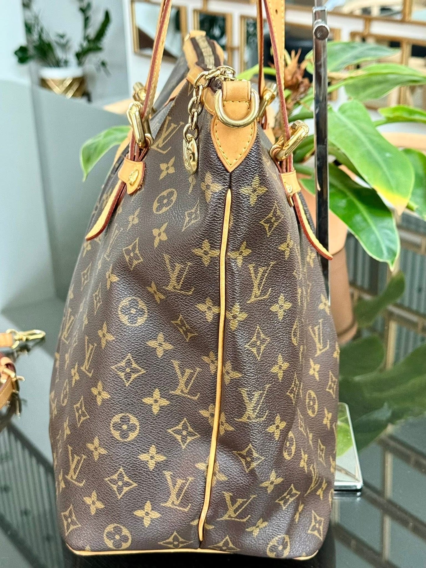 Palermo GM with Original Strap. Dustbag and Insert Organizer 🌺
Year: 2009