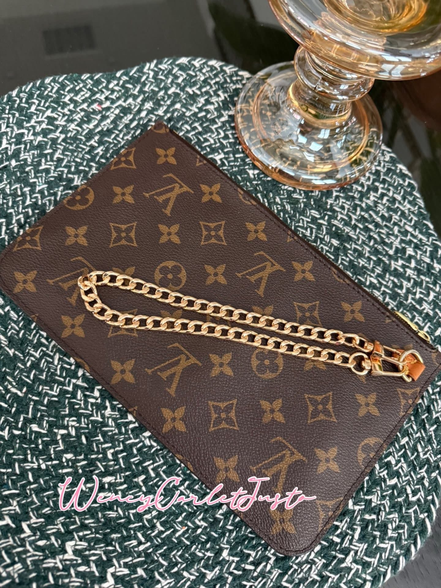 Neverfull MM/ GM Pouch with Non branded Wriststrap 🗓️ Year: 2018