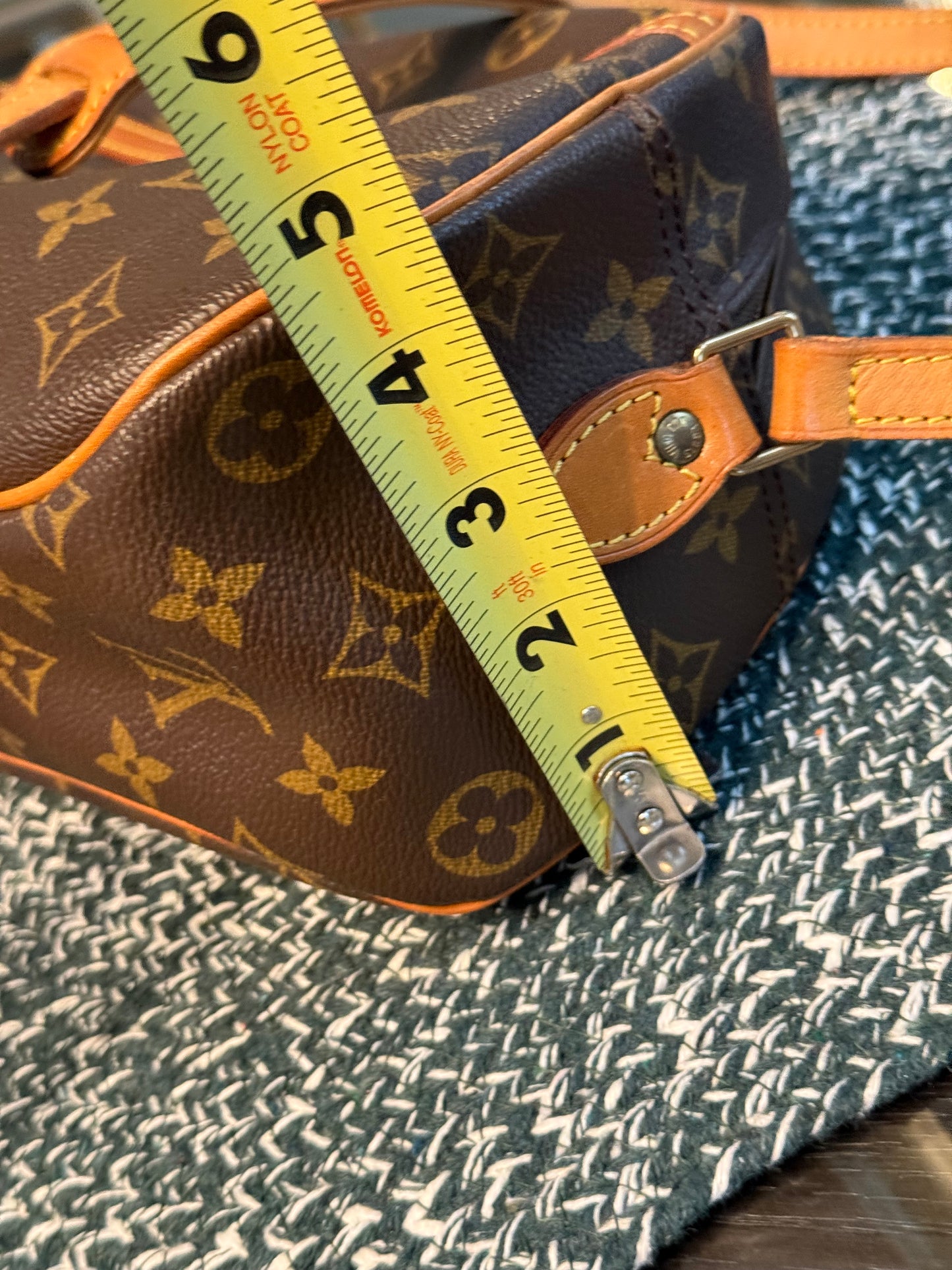 Blois Crossbody -🗓️ Year: 1995