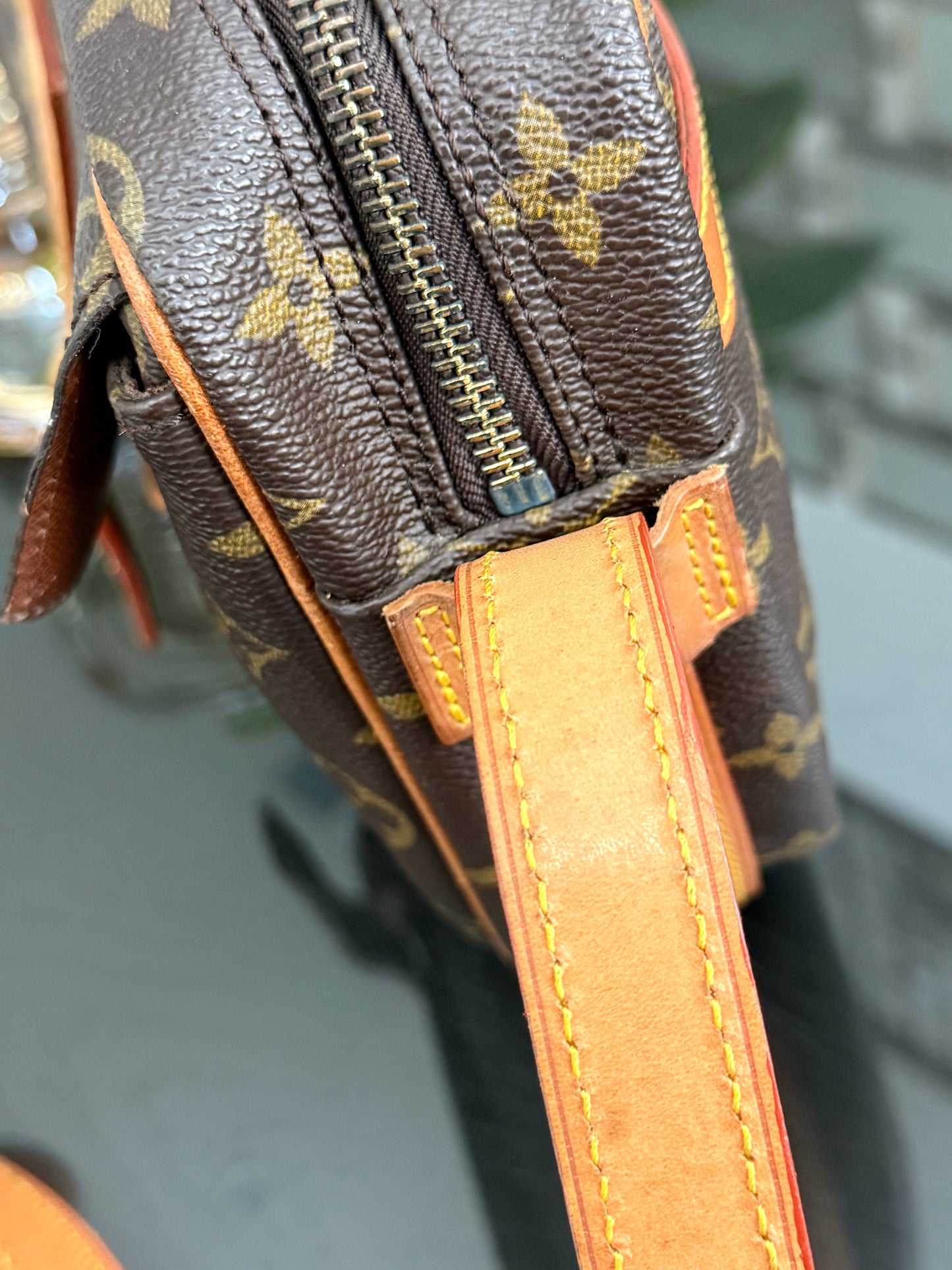 Jeaunefille GM Crossbody 📅 Year: 1987