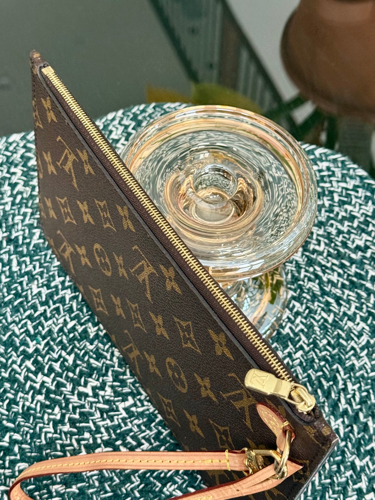 Neverfull MM/ GM Pouch with Wriststrap 🗓️ Year: 2020
