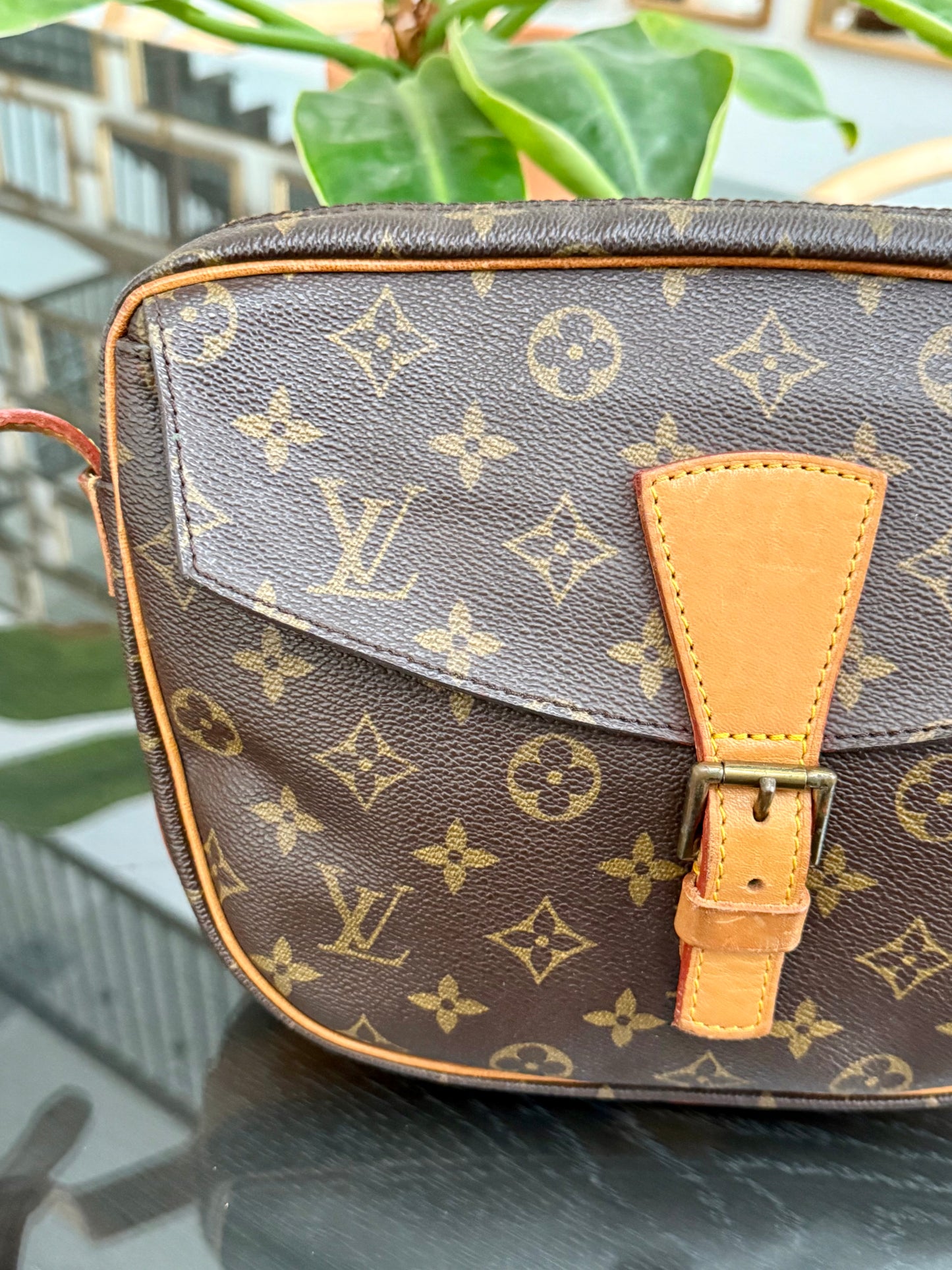 Jeaunefille GM Crossbody 📅 Year: 1987