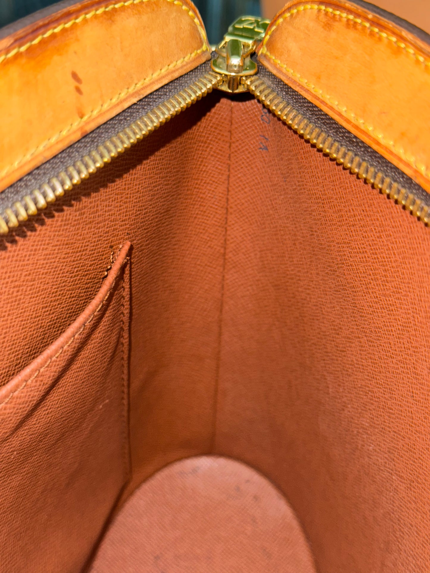 Drouot Crossbody -📅 Year: 1997