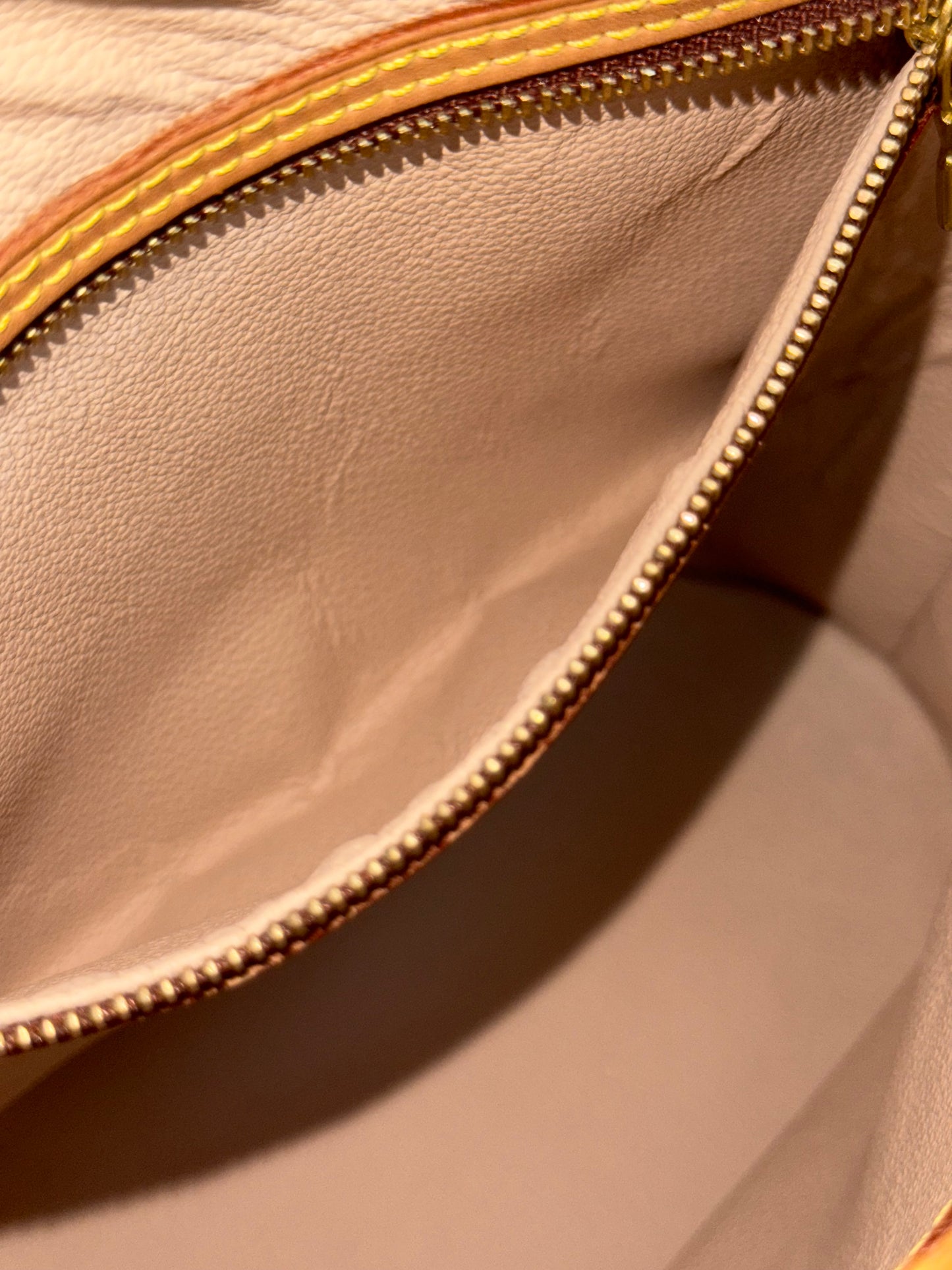 Petite Bucket in Monogram 🗓️ Year: 2000