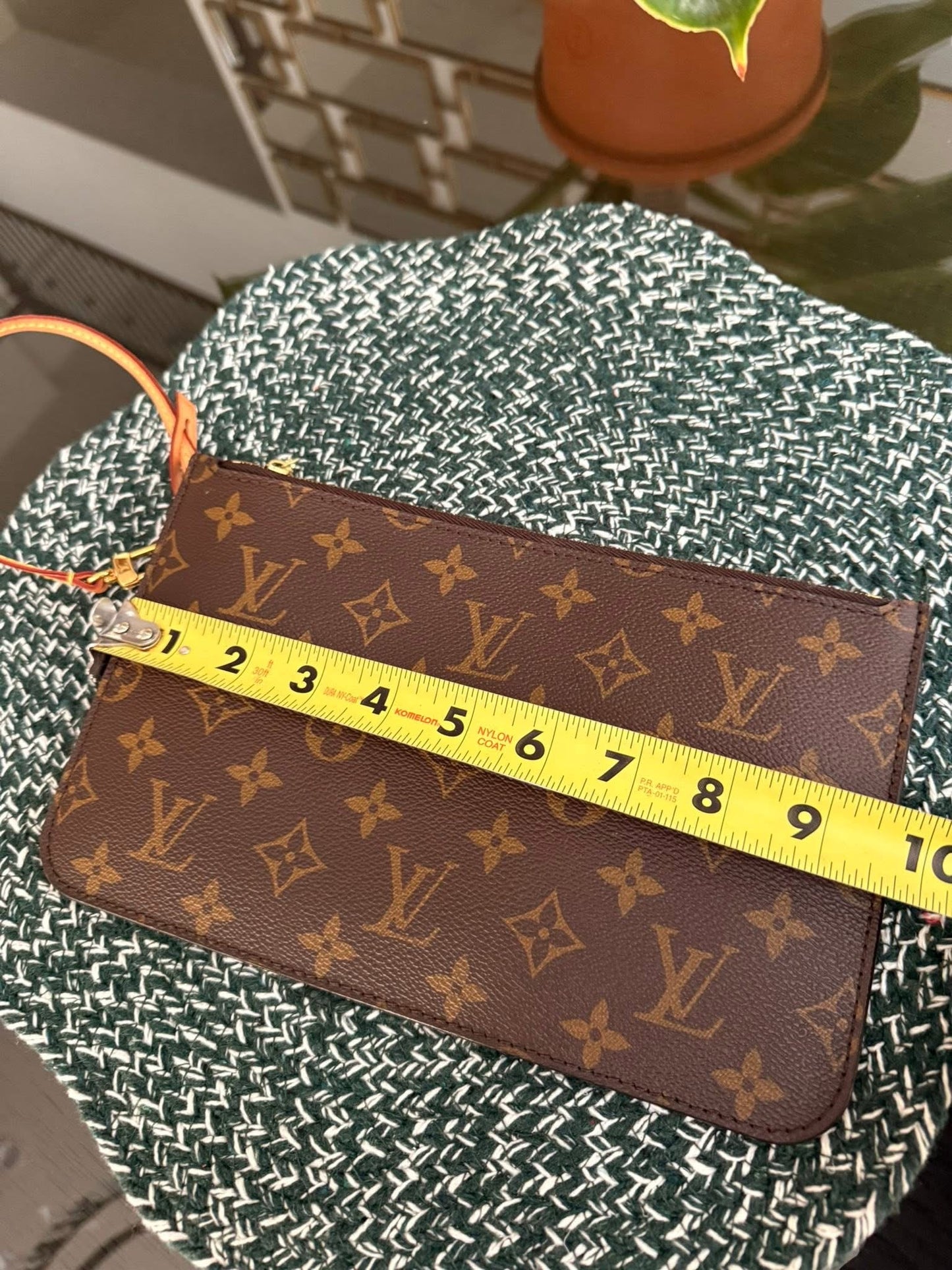 Neverfull MM/GM Pouch with Wriststrap 🗓️ Year: 2021