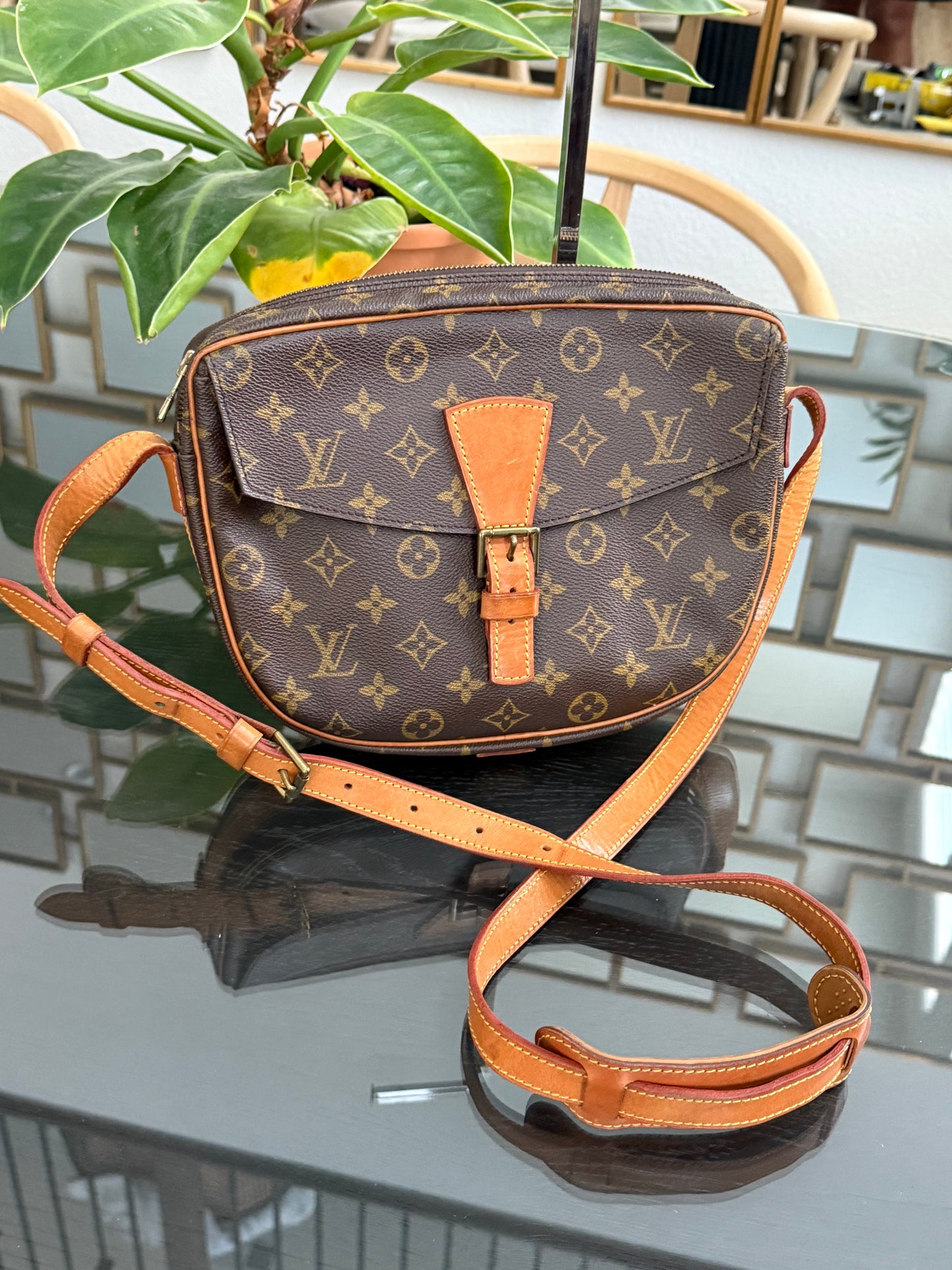 Jeaunefille GM Crossbody 📅 Year: 1989