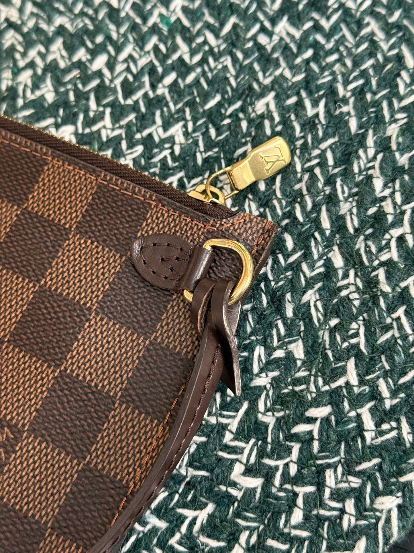 Neverfull MM/GM in DE Pouch with Wriststrap 🗓️ Year: 2016