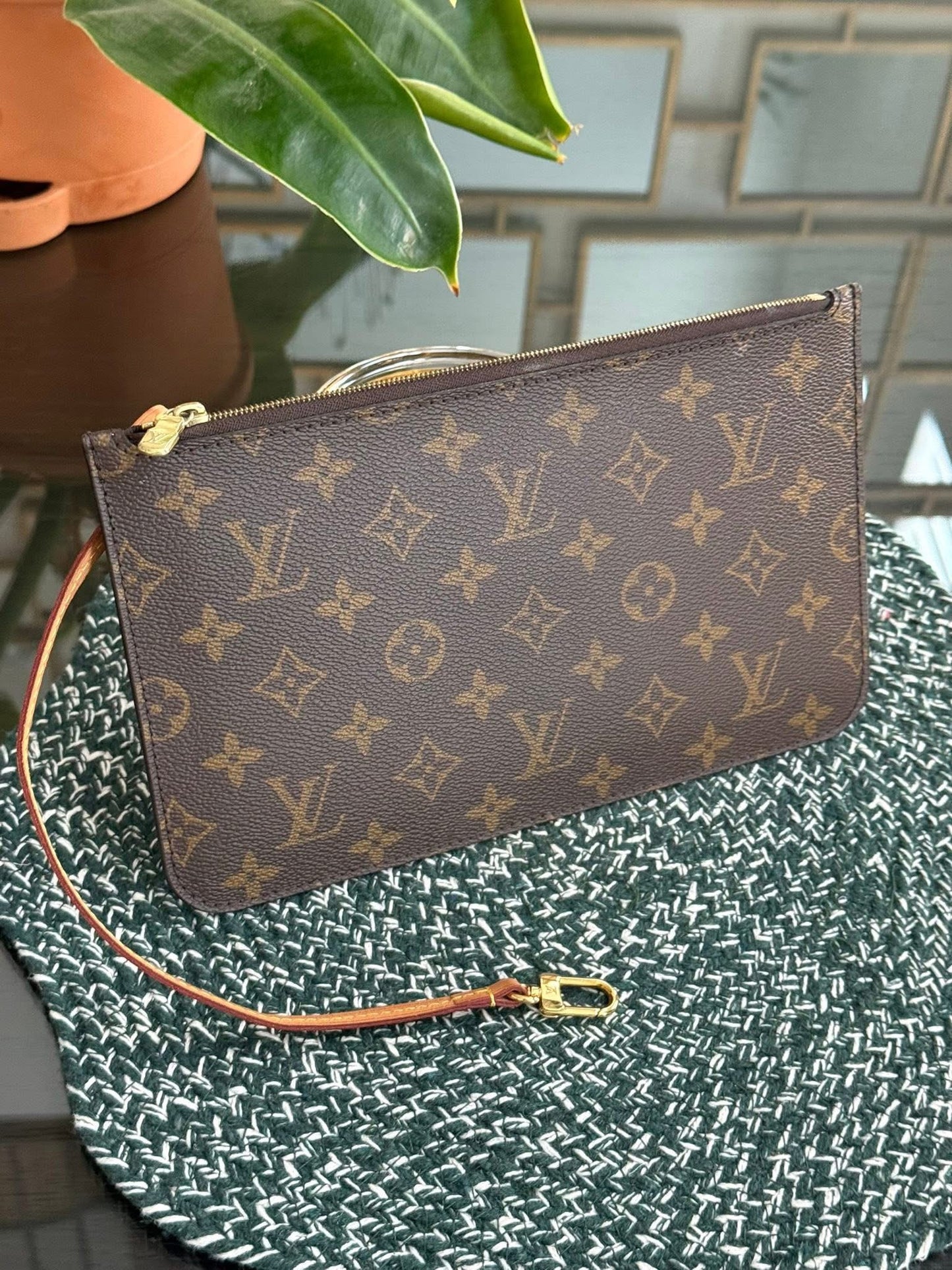 Neverfull MM/GM Pouch with Wriststrap 🗓️ Year: 2021