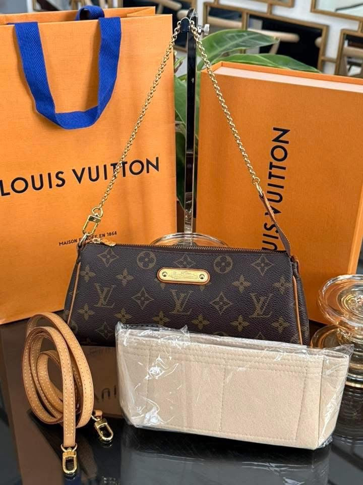 Eva Clutch in Monogram with Original Strap, Insert Organizer, Box and Paper bag 🗓️ Year: 2010