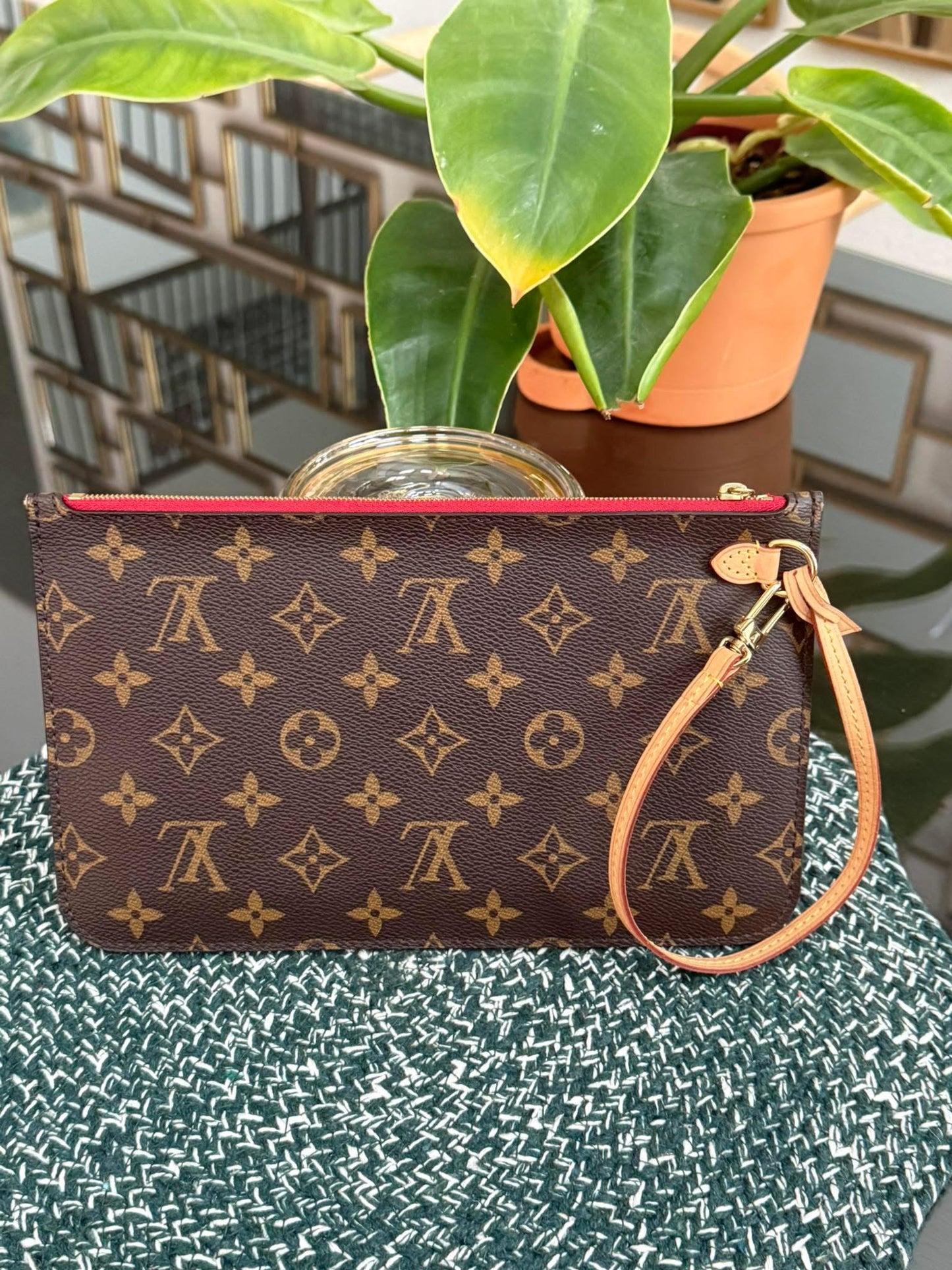 Neverfull MM/GM Pouch in Cerise 🗓️Microchip & Authenticated