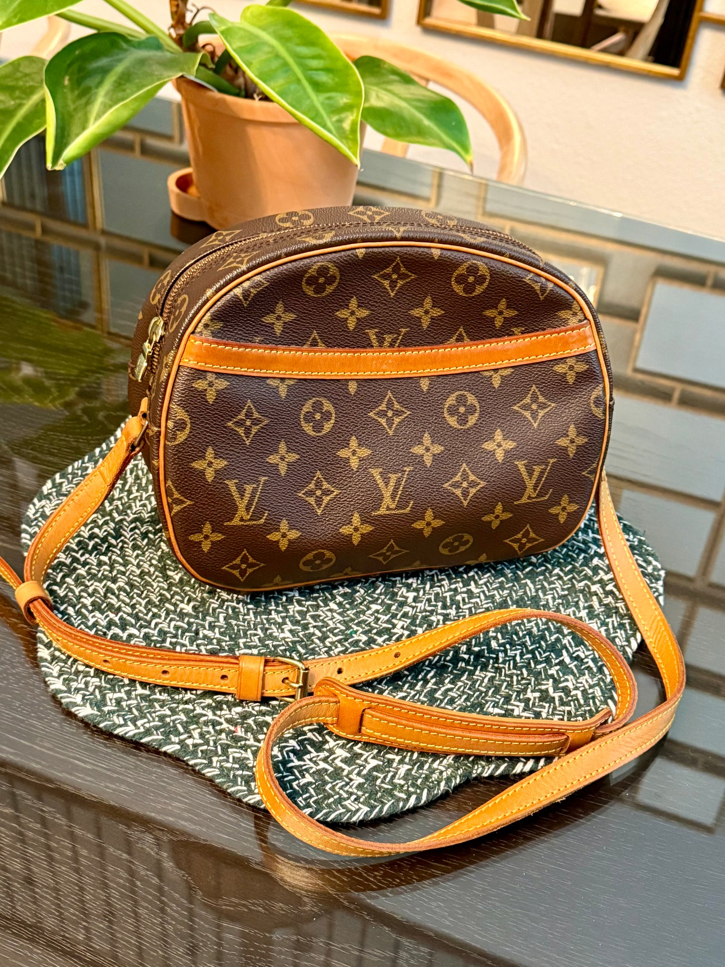 Blois Crossbody -🗓️ Year: 1995