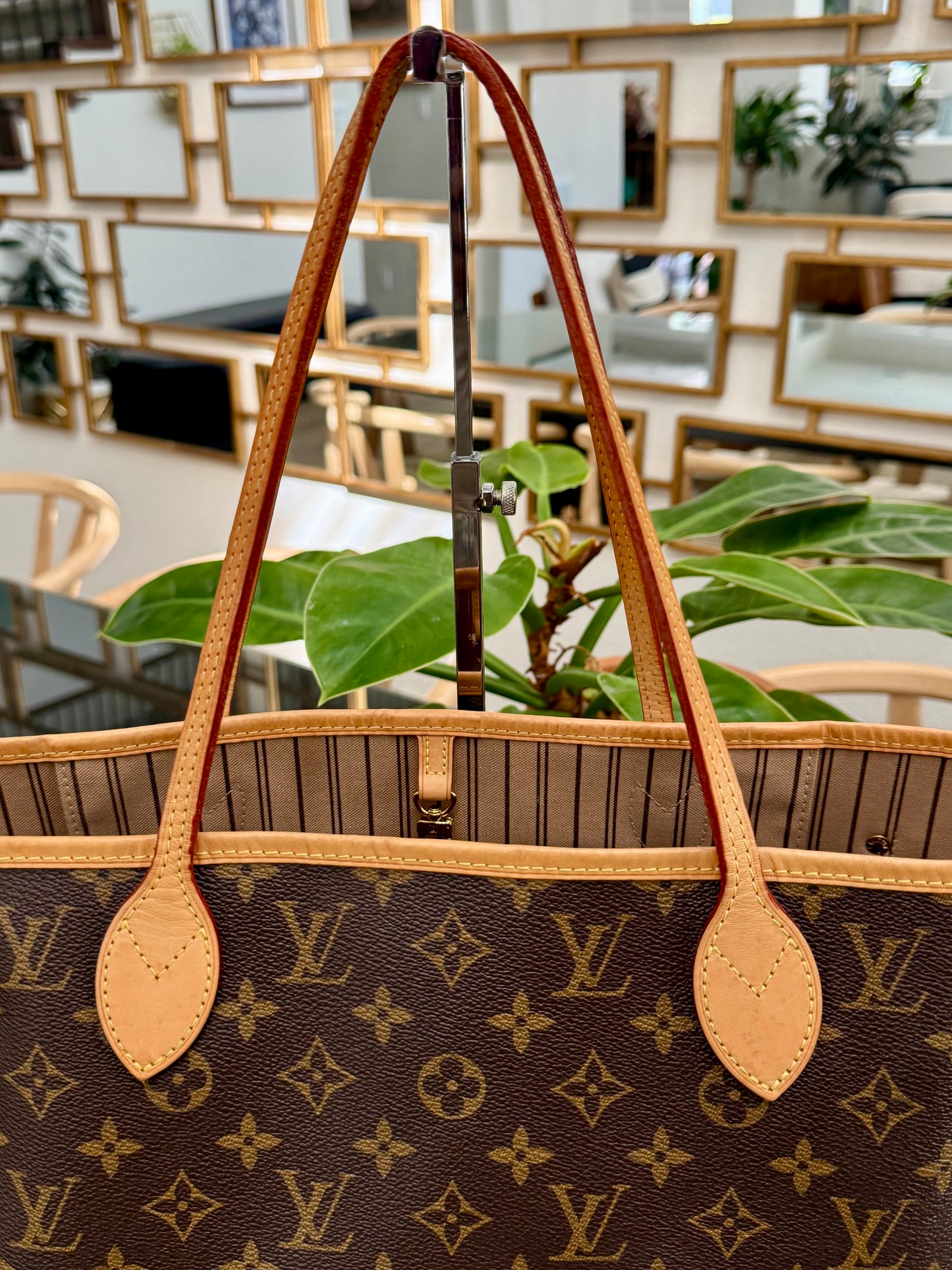 Neverfull MM in Monogram with Dustbag and Insert Organizer 📅 Year: 2017