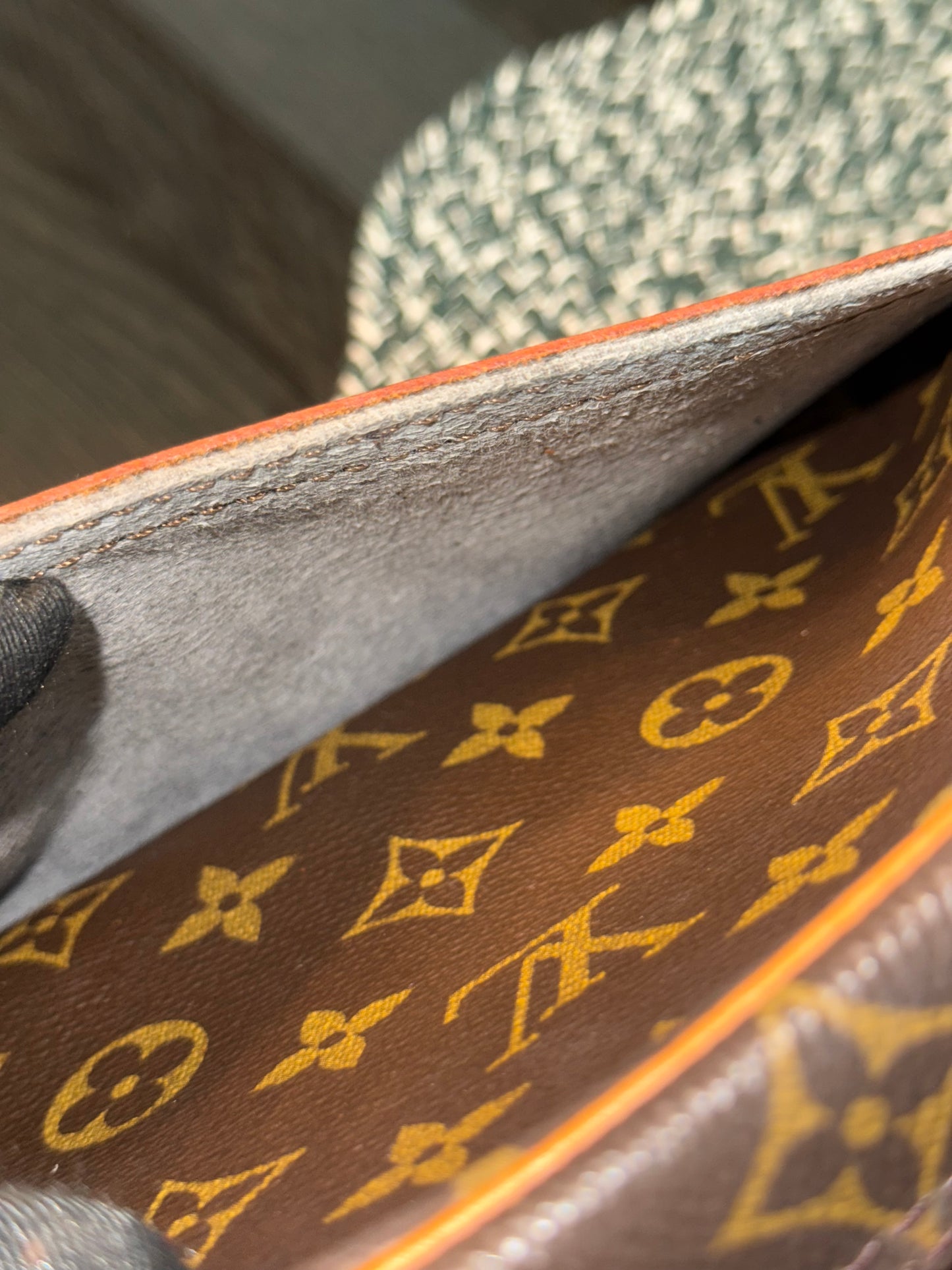 Blois Crossbody -🗓️ Year: 1995