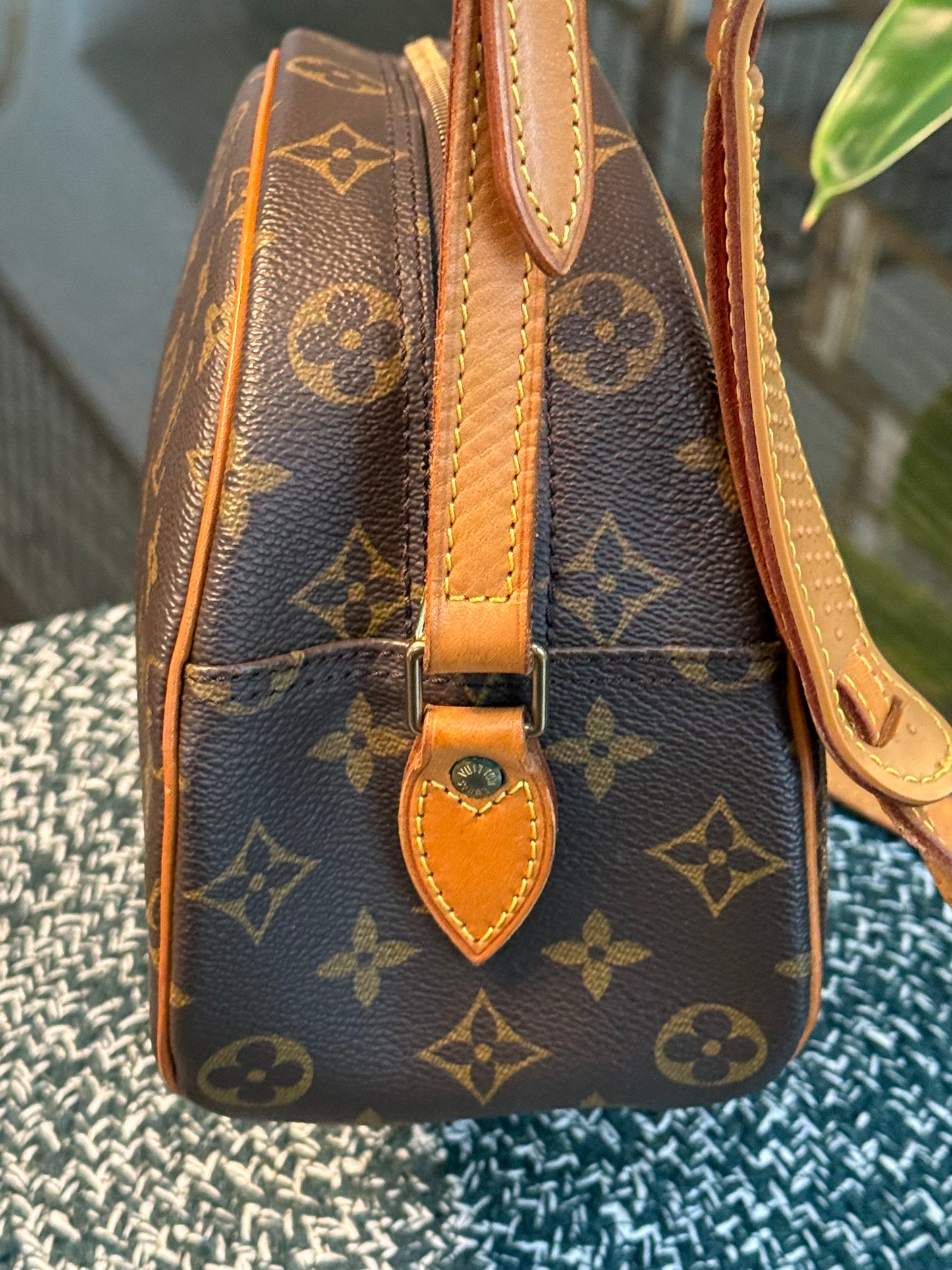 Blois Crossbody -🗓️ Year: 1995