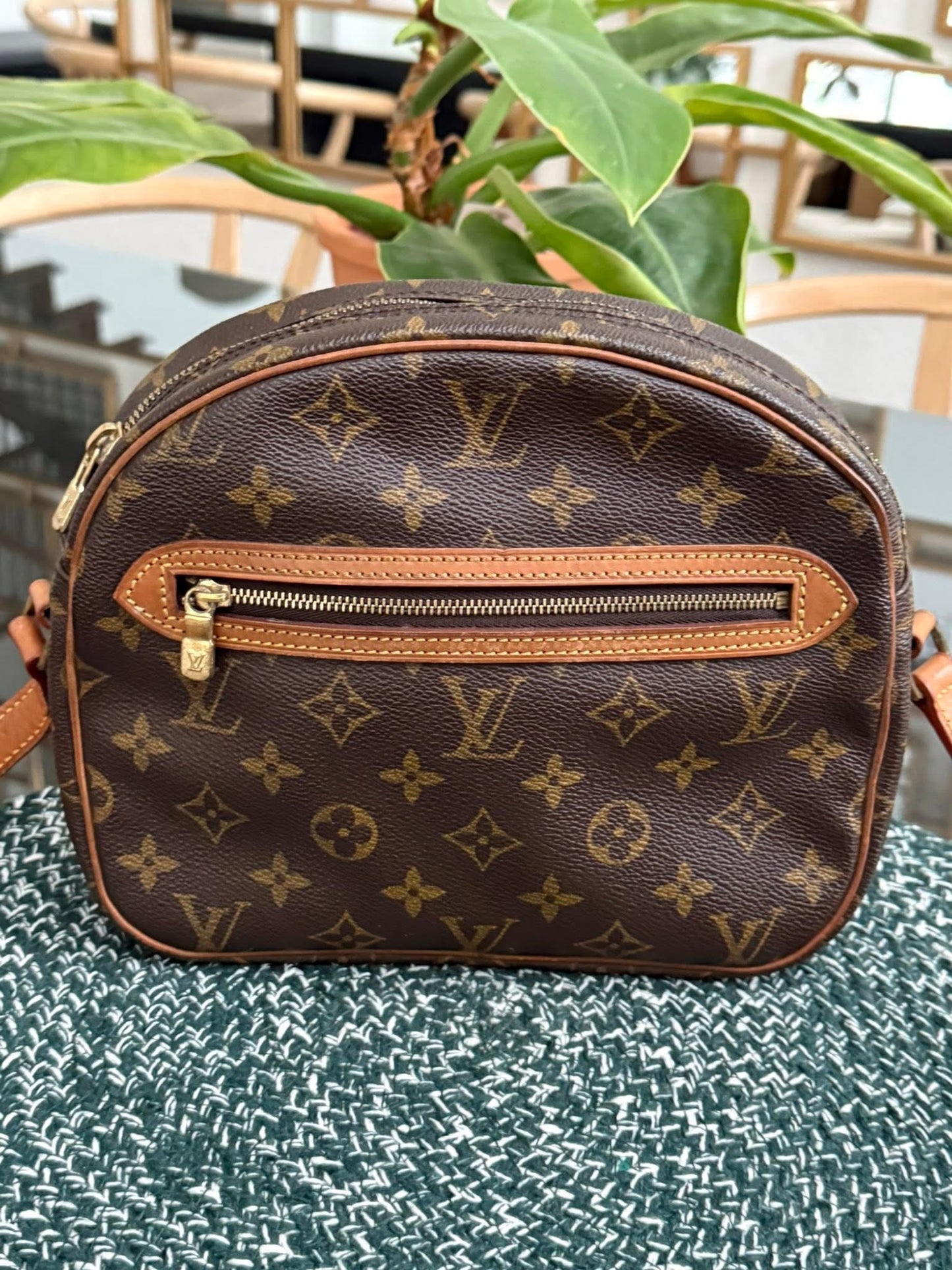 Senlis Crossbody - 🗓️ Year: 1991