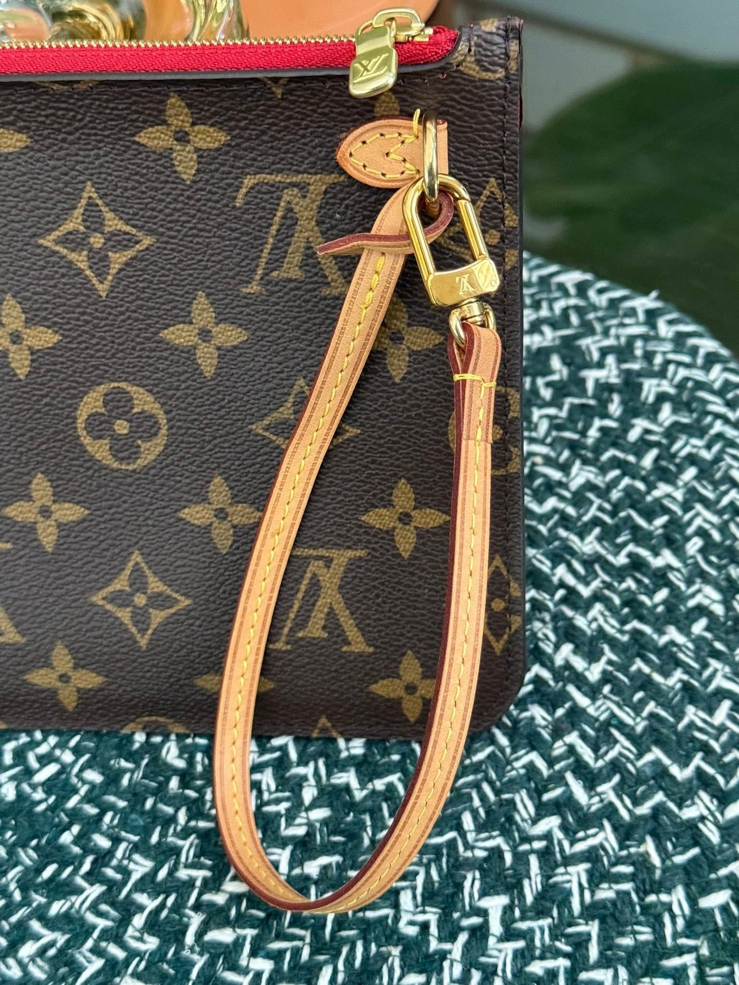 Neverfull MM/GM Pouch in Cerise interior -🗓️ Year: 2017