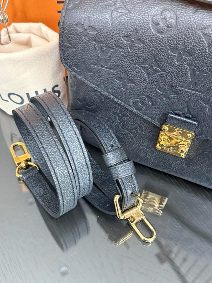 Pochette Metis Empreinte Noir in Black (Microchipped with Complete Inclusions) 💐🌸