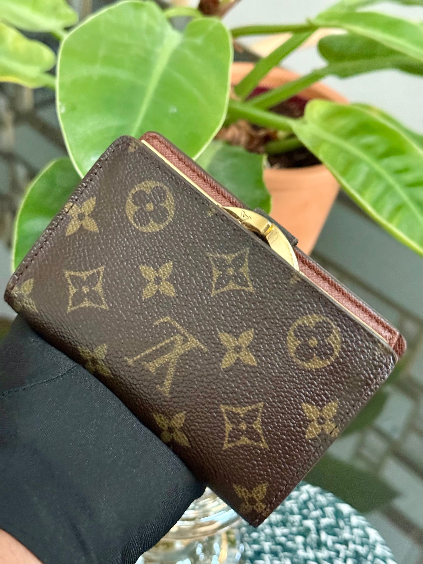Kisslock Wallet in Monogram 🗓️ Year: 2001