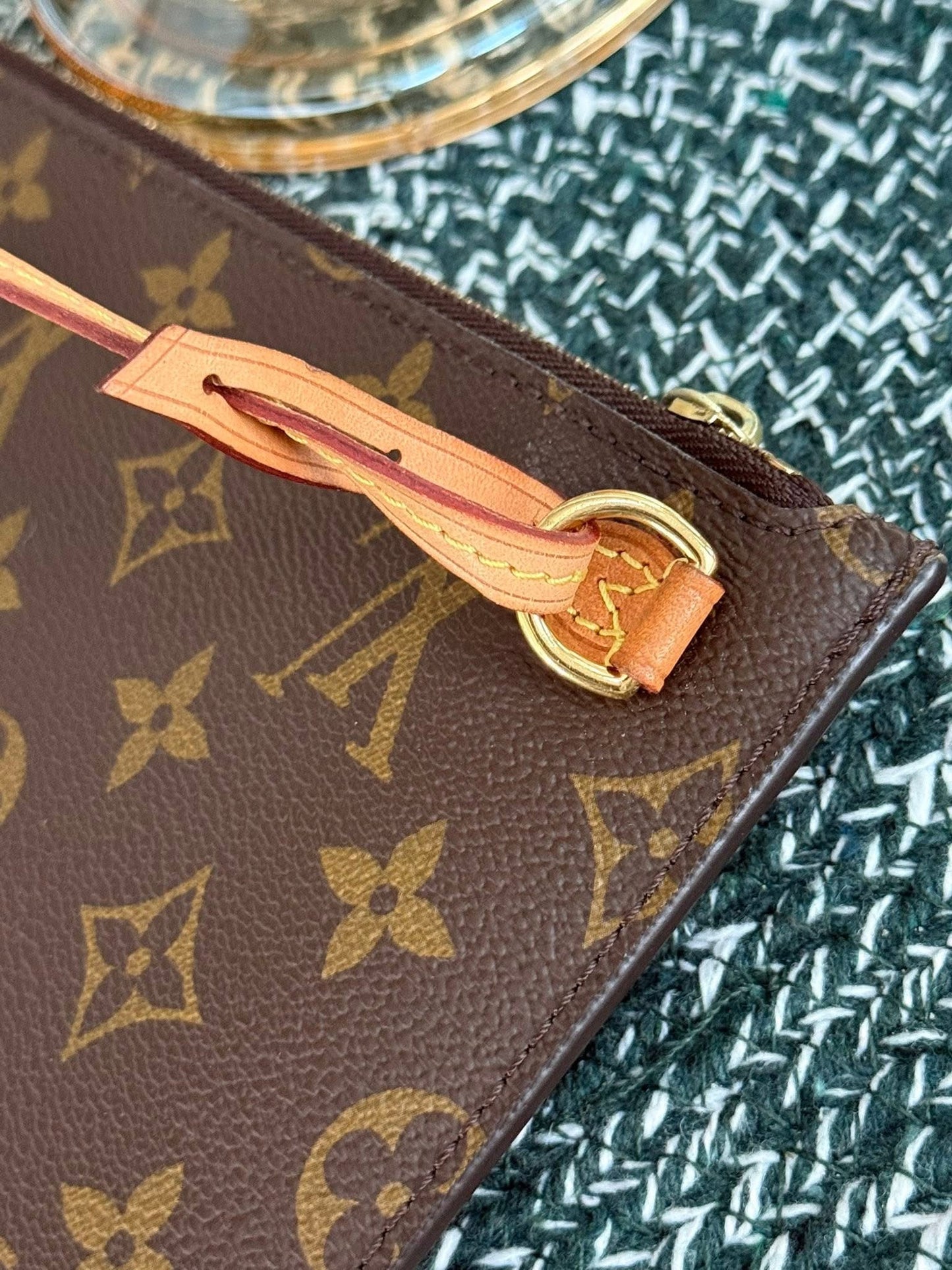 Neverfull MM/GM Pouch with Wriststrap 🗓️ Year: 2021