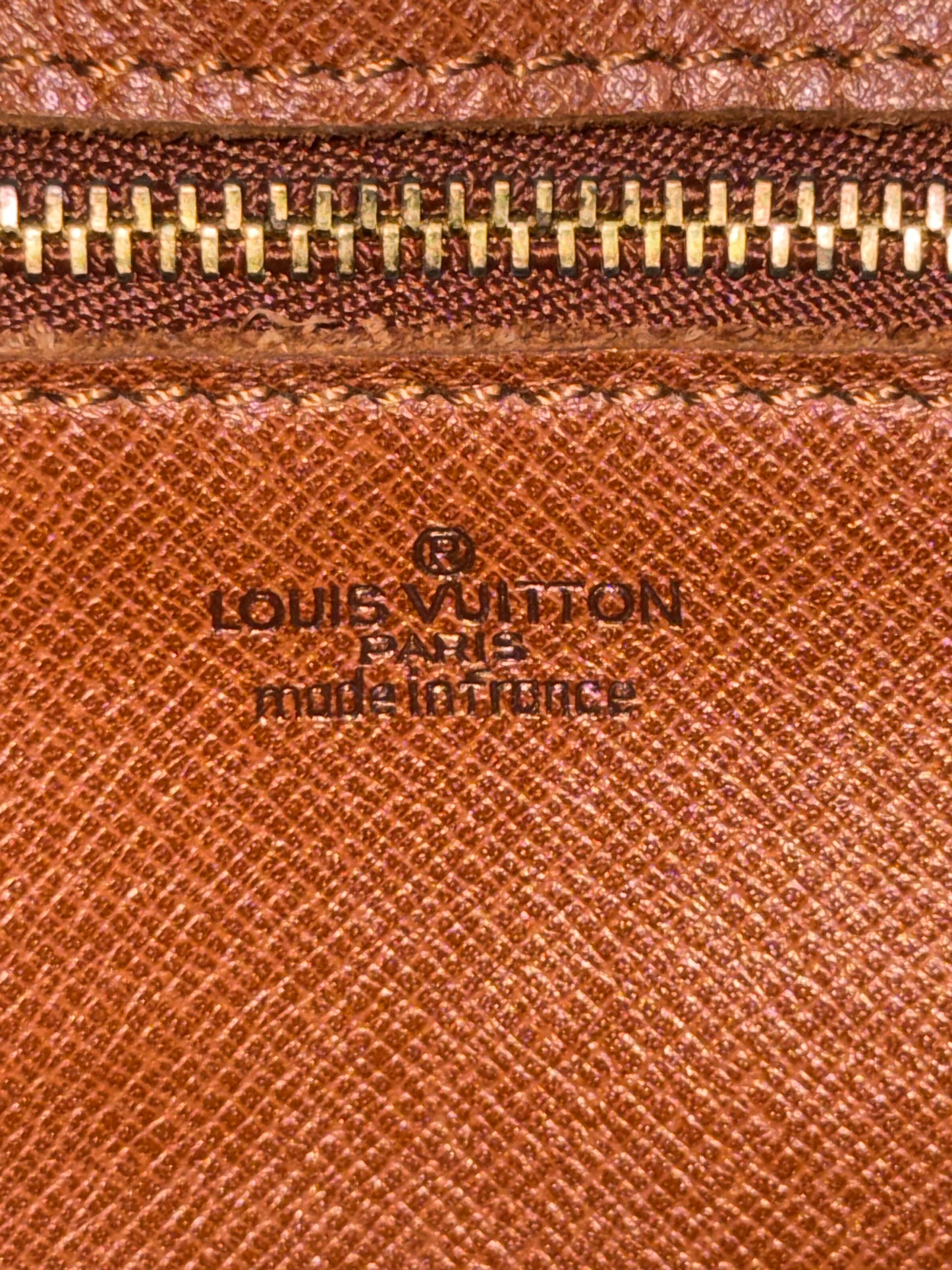 Jeaunefille GM Crossbody 📅 Year: 1987