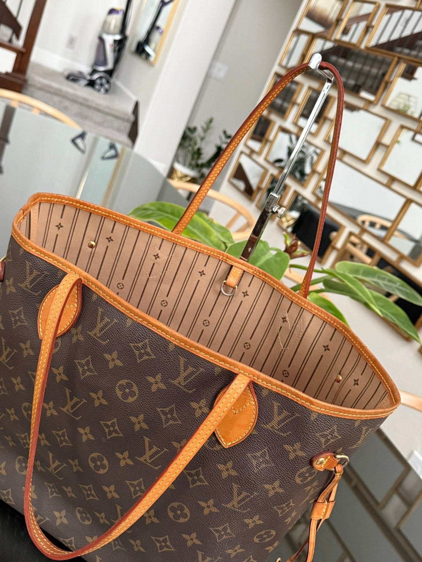 Neverfull MM with Dustbag and Insert Organizer 📅 Year: 2011