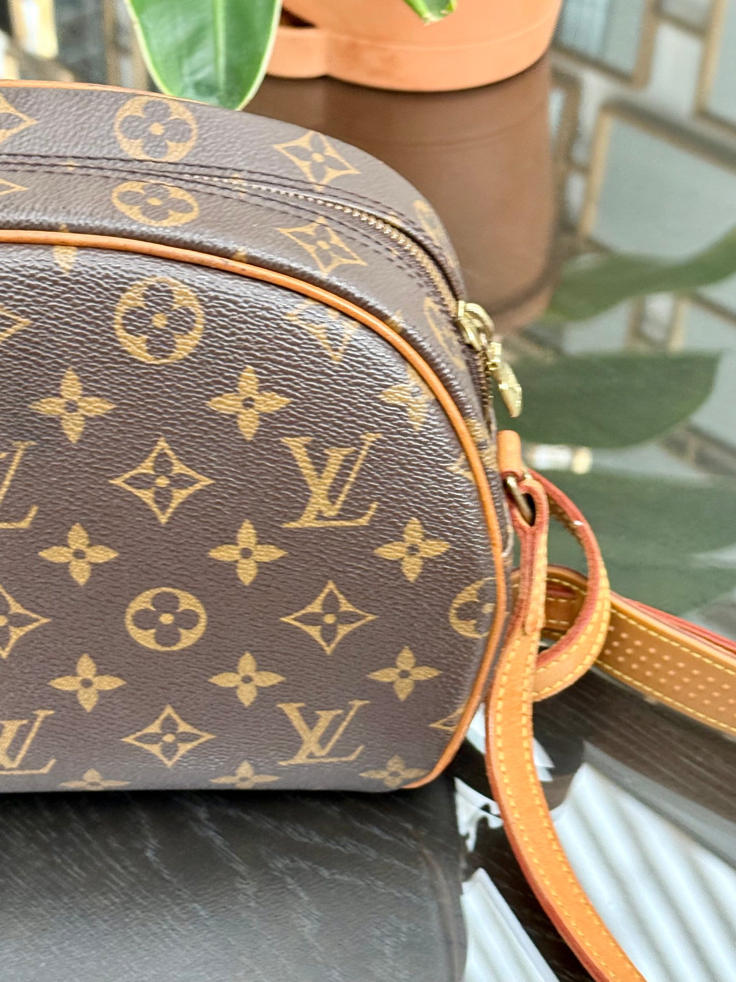 Blois Crossbody -🗓️ Year: 1995