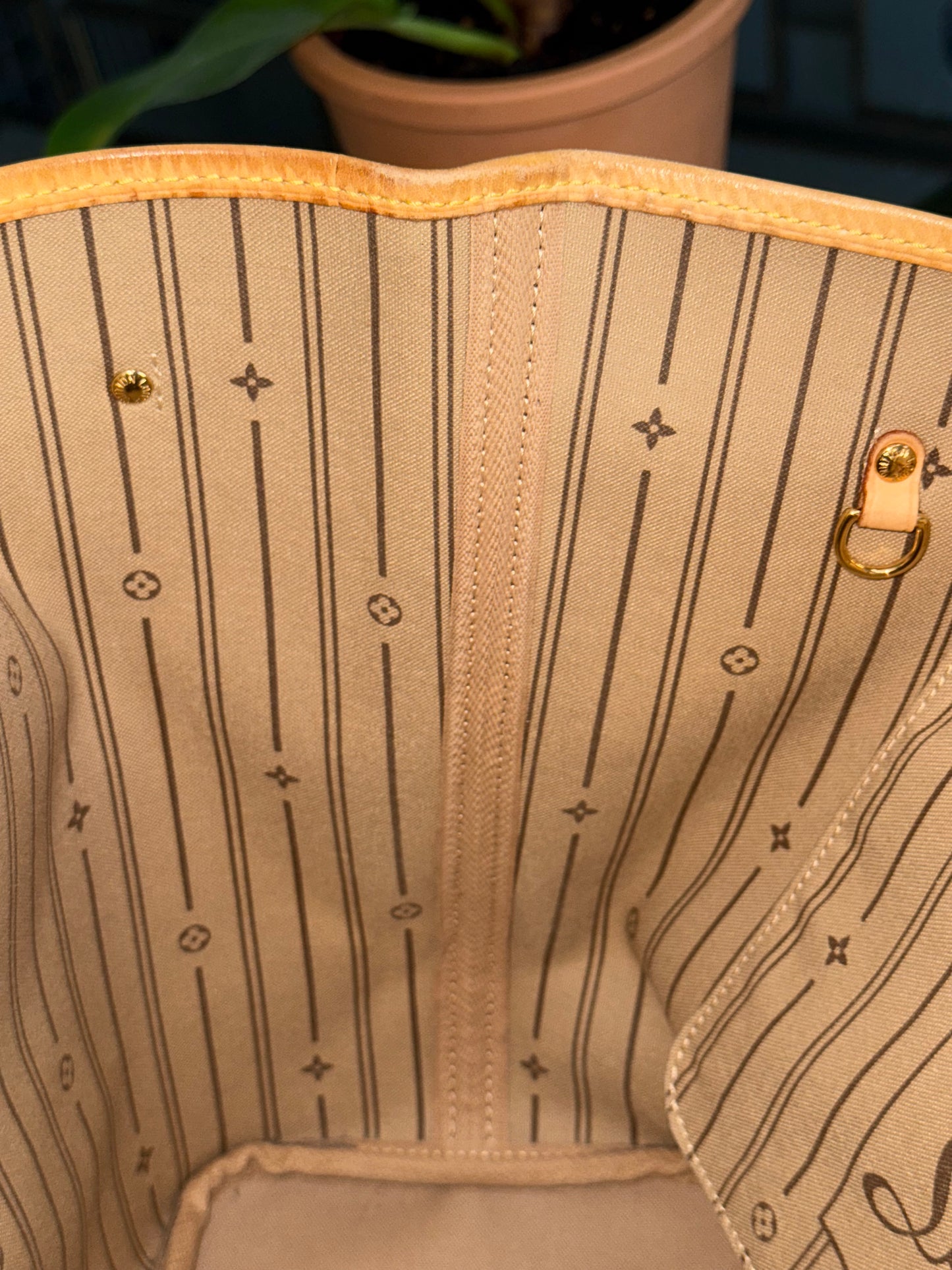 Neverfull MM in Monogram with Dustbag 🗓️ Year: 2007