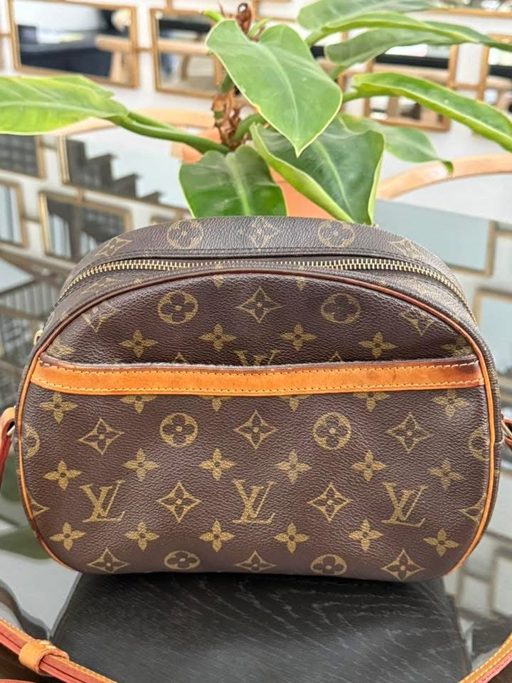 Blois Crossbody -🗓️ Year: 1994