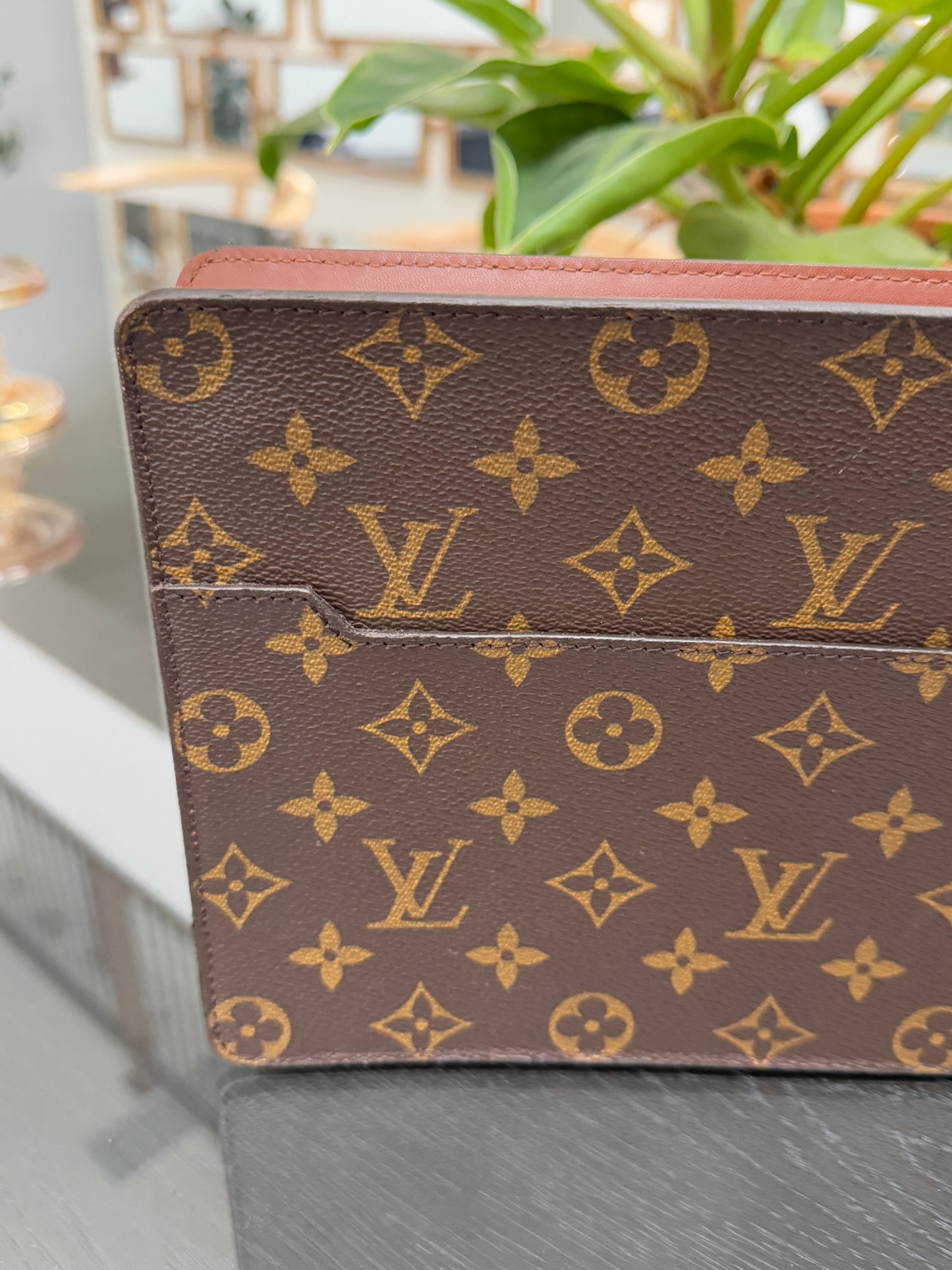 Pochette Homme with Generic Crossbody -🗓️ Year: 1995