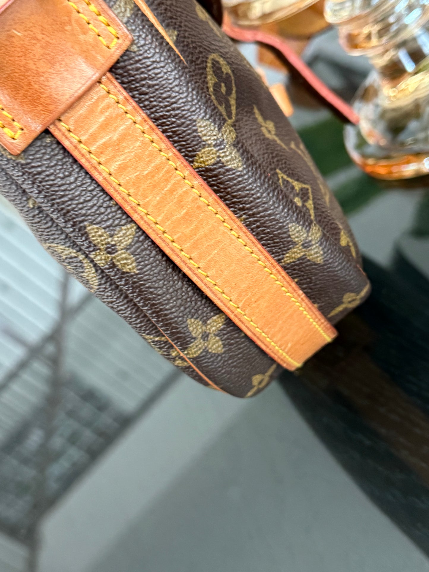 Jeaunefille GM Crossbody 📅 Year: 1987