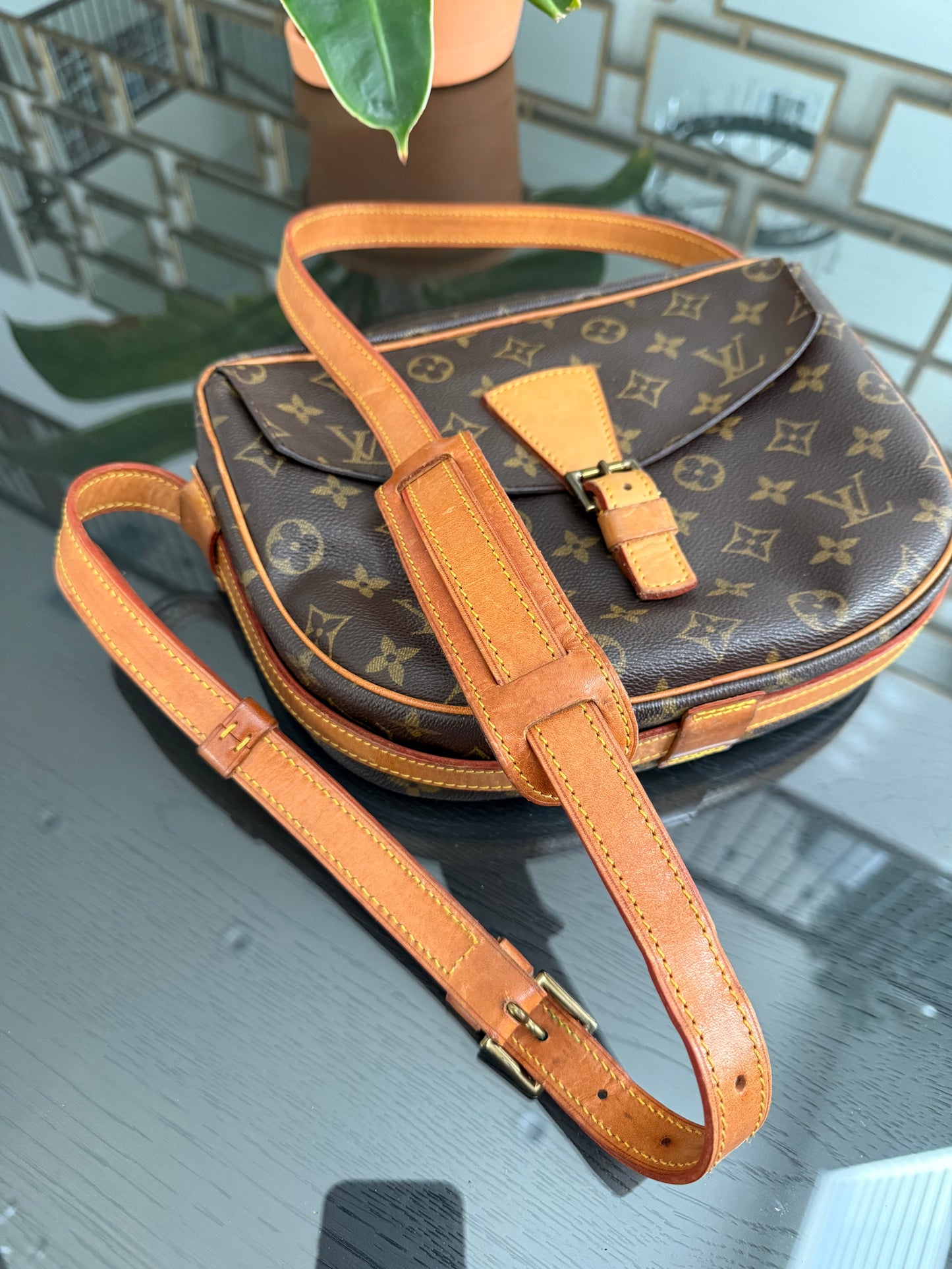 Jeaunefille GM Crossbody 📅 Year: 1987