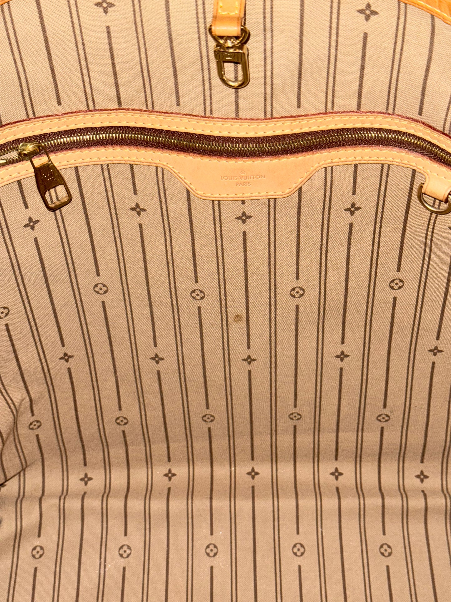 Delightful GM with Dustbag 🌹📅 Year: 2011