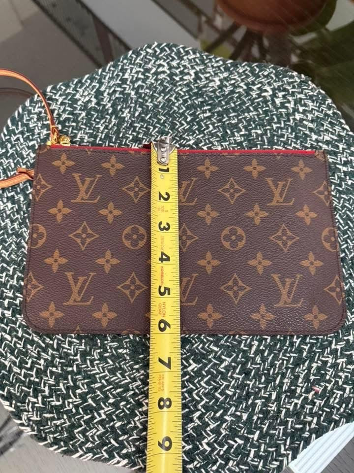 Neverfull MM/GM Pouch in Cerise 🗓️Year 2014