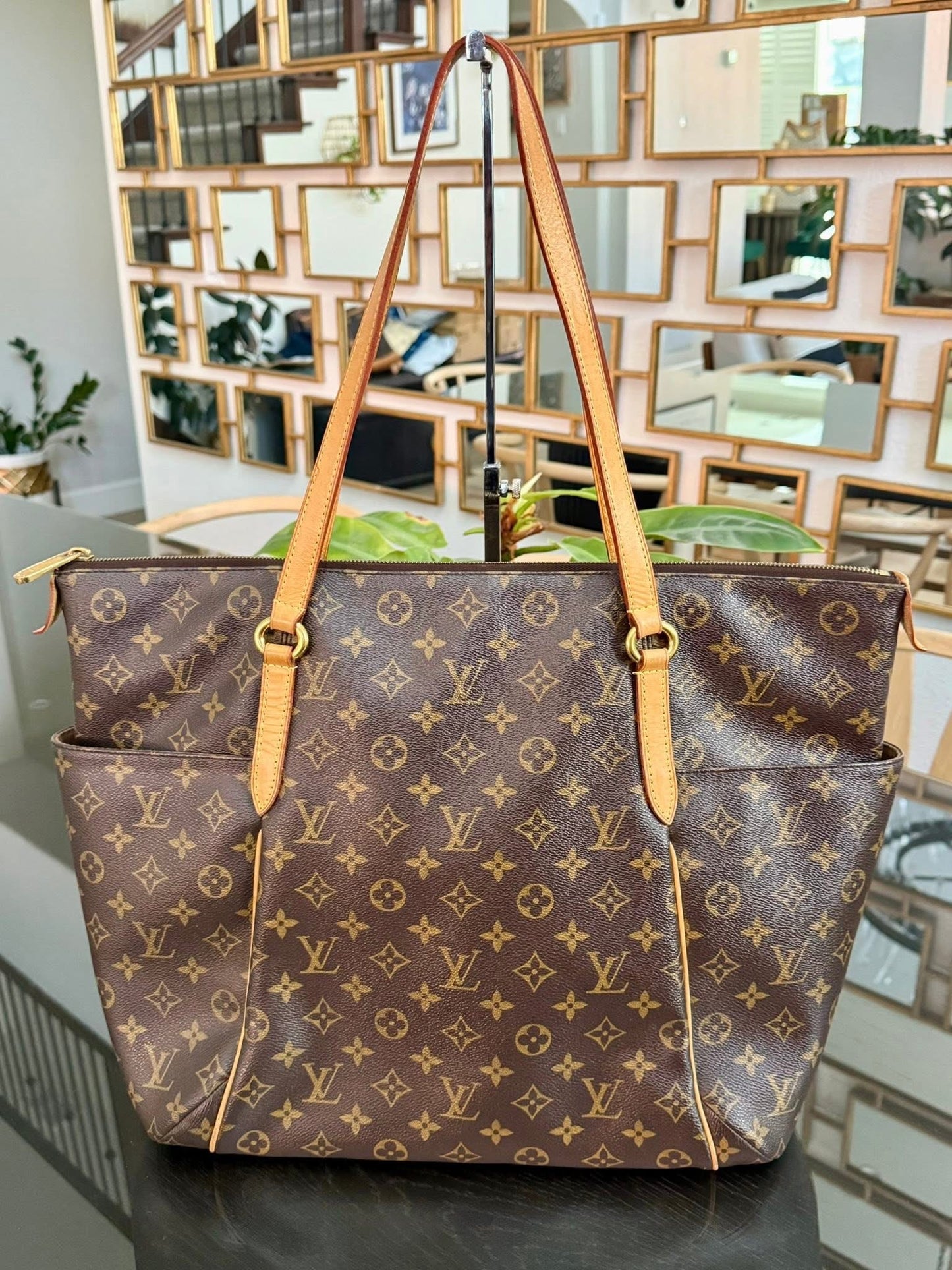 Totally GM in Monogram with Dustbag and Non branded Twilly 📅 Year: 2015