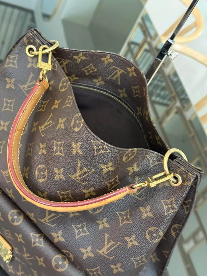 Hobo Metis in Monogram with Original Strap and Dustbag 📅 Year: 2013