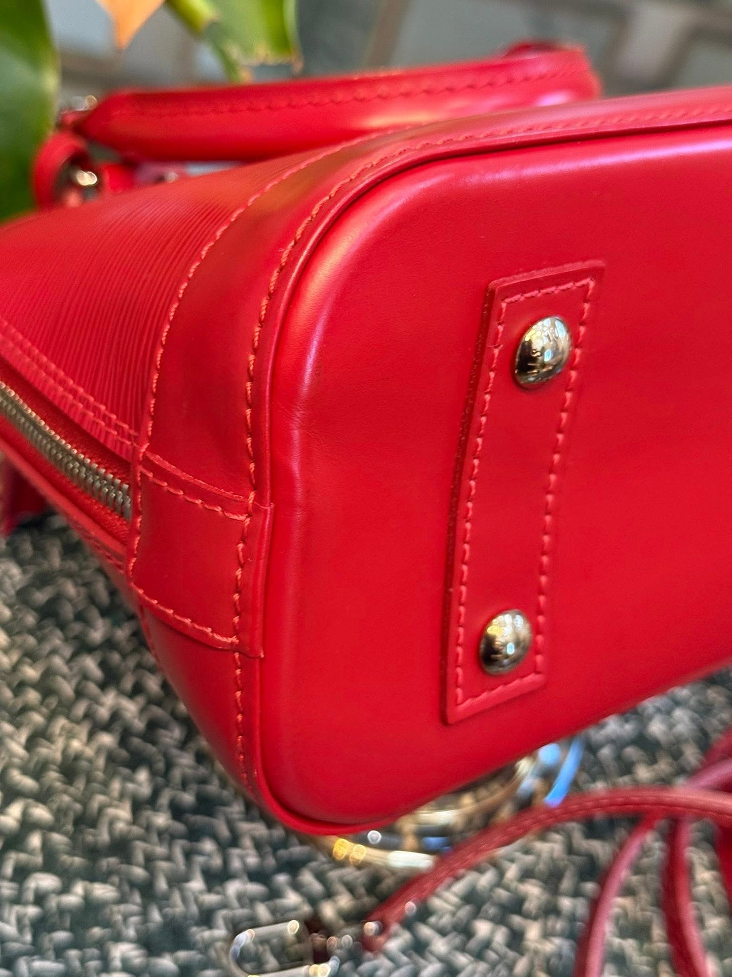 Alma BB in Epi Red with Clochette, Lock 🔐 keys, Original Strap, Dustbag and Insert Organizer 🗓️ Year: 2012