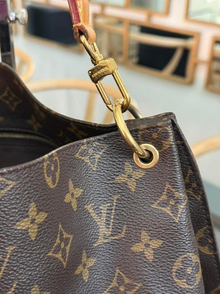 Hobo Metis in Monogram with Original Strap and Dustbag 📅 Year: 2013