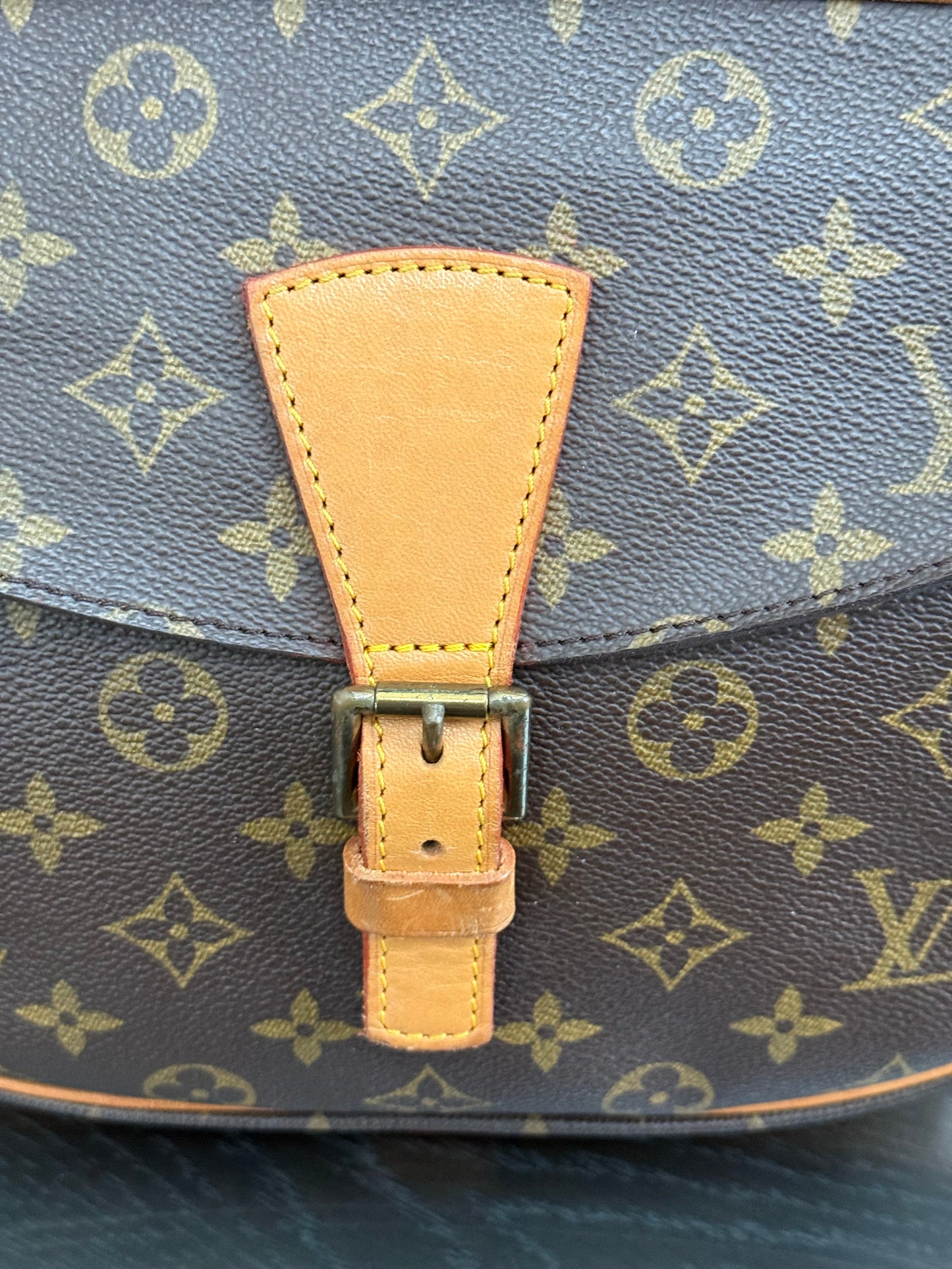 Jeaunefille GM Crossbody 📅 Year: 1987