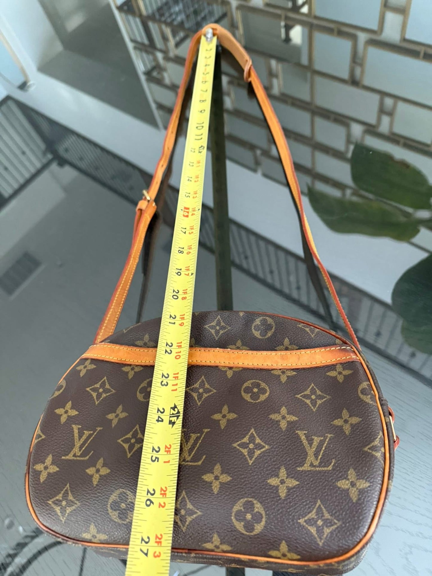 Blois Crossbody -🗓️ Year: 1994